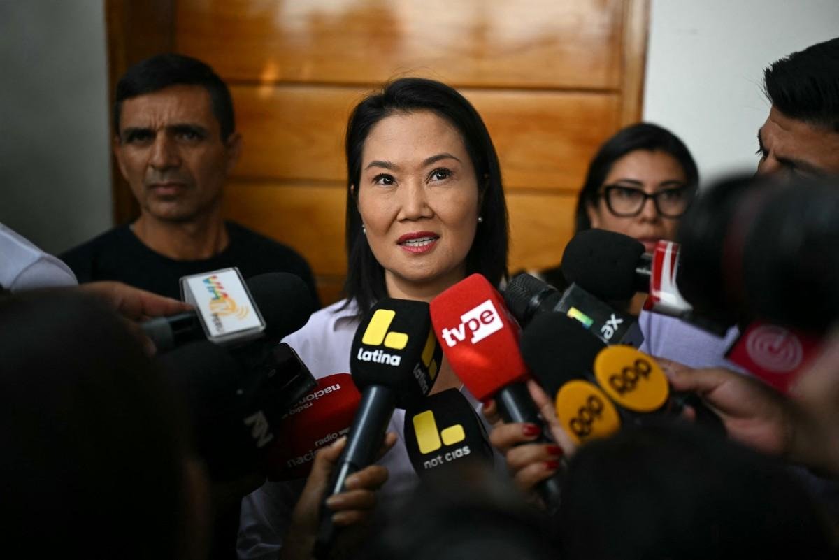 Com 98,22% das atas apuradas, Keiko Fujimori tinha, nesta quinta-feira, 50,003% dos votos frente a 49,997% para S&aacute;nchez