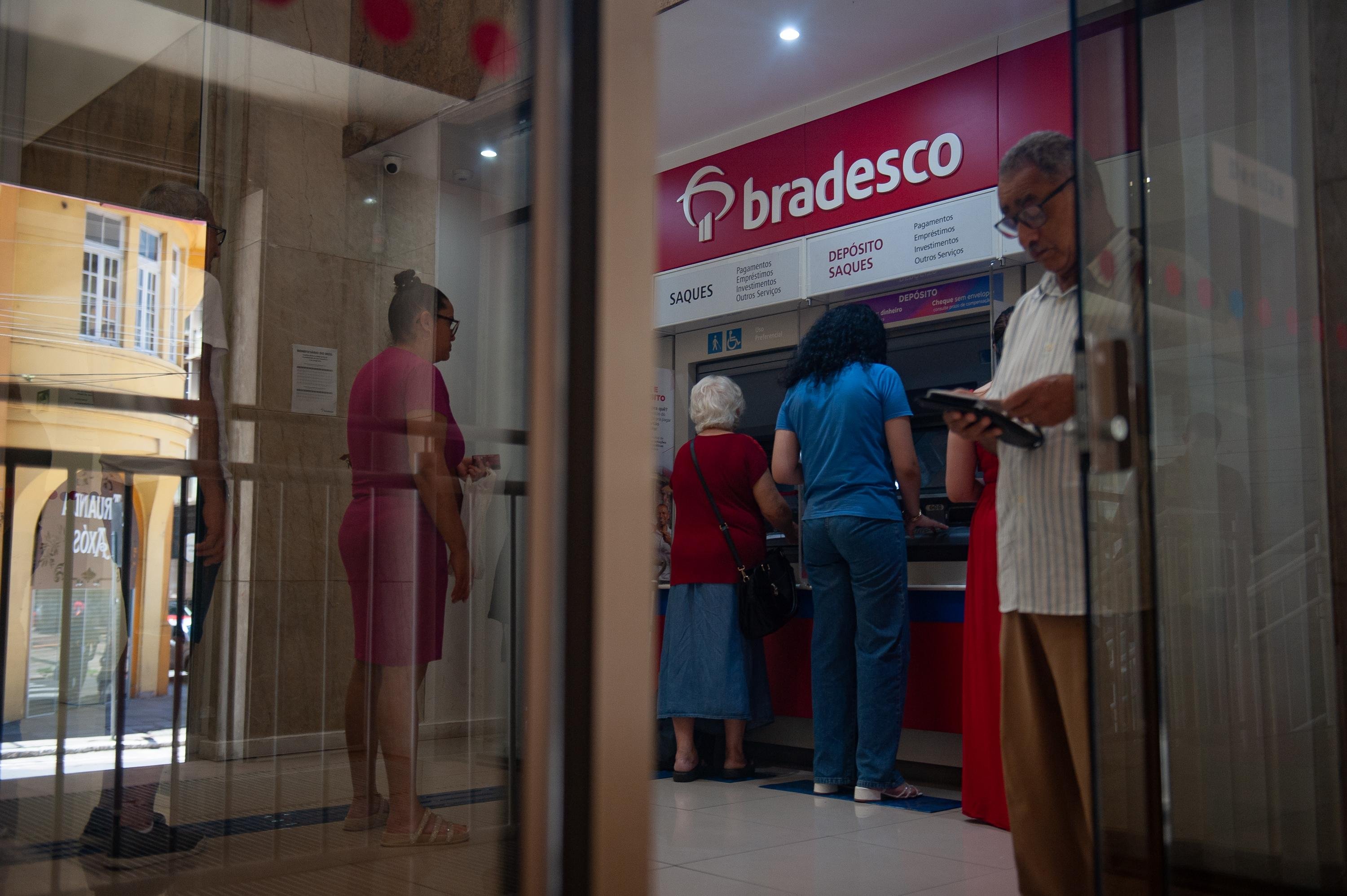 Estabelecimentos dever&atilde;o afixar avisos sobre o hor&aacute;rio especial de atendimento em local vis&iacute;vel ao p&uacute;blico