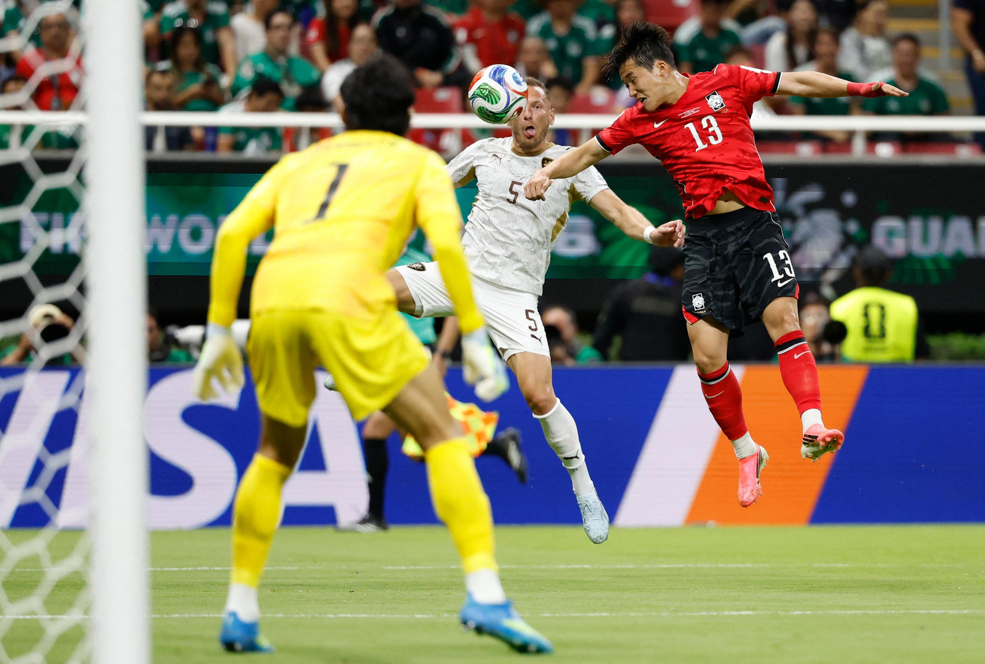 Jogo equilibrado na abertura do Mundial