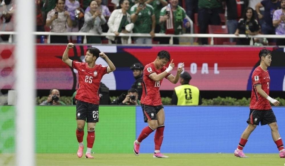Oh Hyeon-Gyu (camisa 18 no meio da imagem) saiu do banco de reservas para marcar o gol da virada da Coreia do Sul contra a Rep&uacute;blica Tcheca