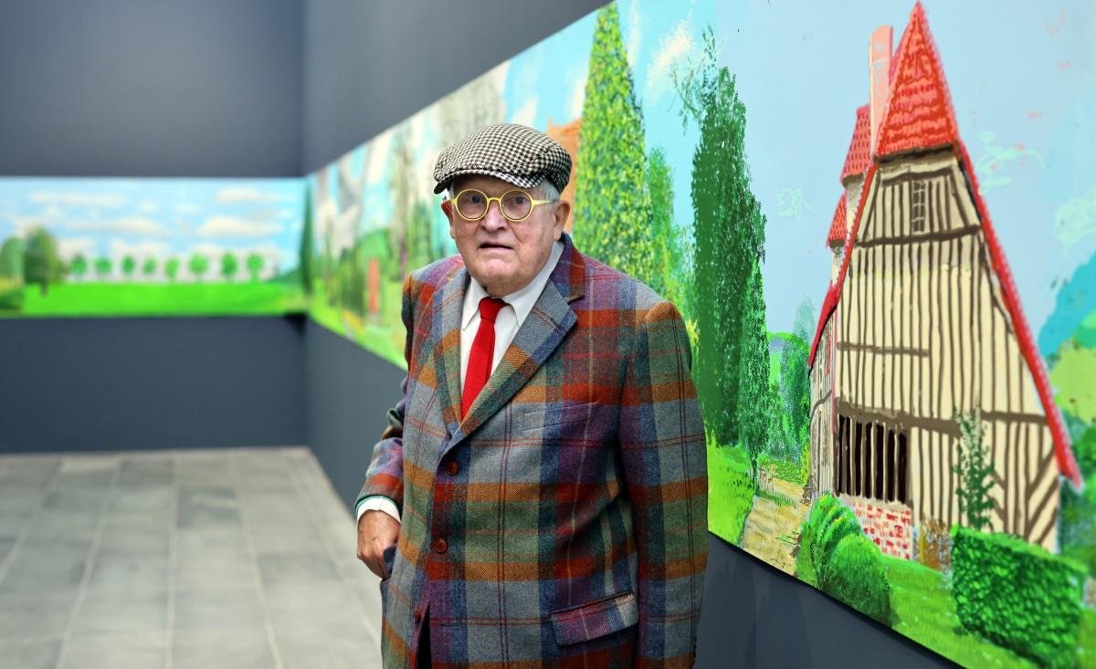 Brit&acirc;nico em visita ao Mus&eacute;e de l'Orangerie, em Paris