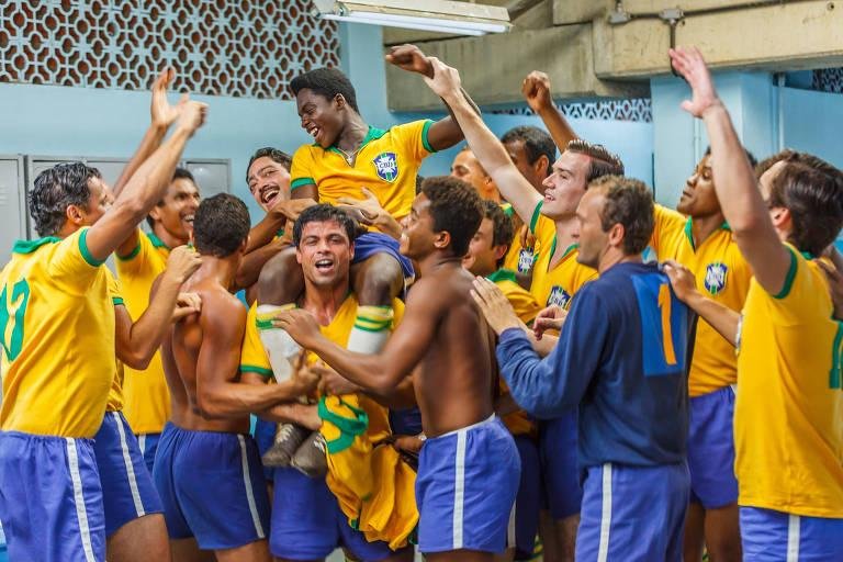 Cena do filme "Pel&eacute;: O Nascimento de uma Lenda"