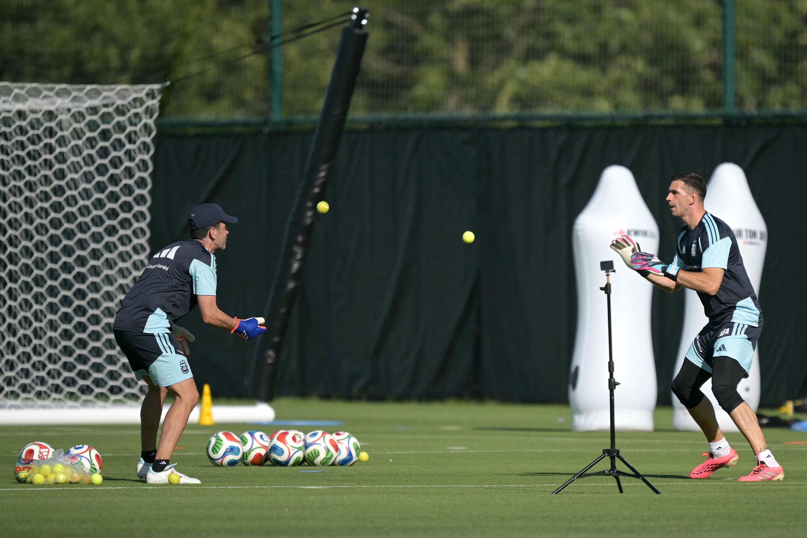 Goleiro Emiliano Martinez (direita) voltou a trabalhar com as duas m&atilde;os, iniciam com um exerc&iacute;cio utilizando bolas de t&ecirc;nis