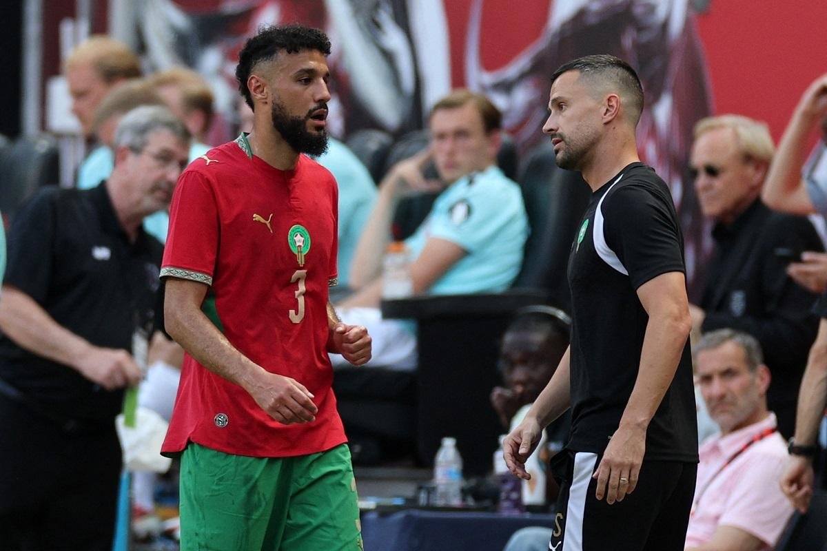 Zagueiro Noussair Mazraoui sofreu um problema no ombro no empate amistoso contra a Noruega, mas se recuperou e jogar&aacute; contra o Brasil