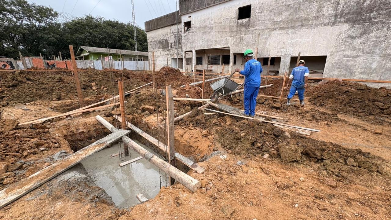 Or&ccedil;ada em mais de R$ 2,7 milh&otilde;es, a estrutura est&aacute; sendo constru&iacute;da ao lado da Policl&iacute;nica Brand&atilde;o J&uacute;nior