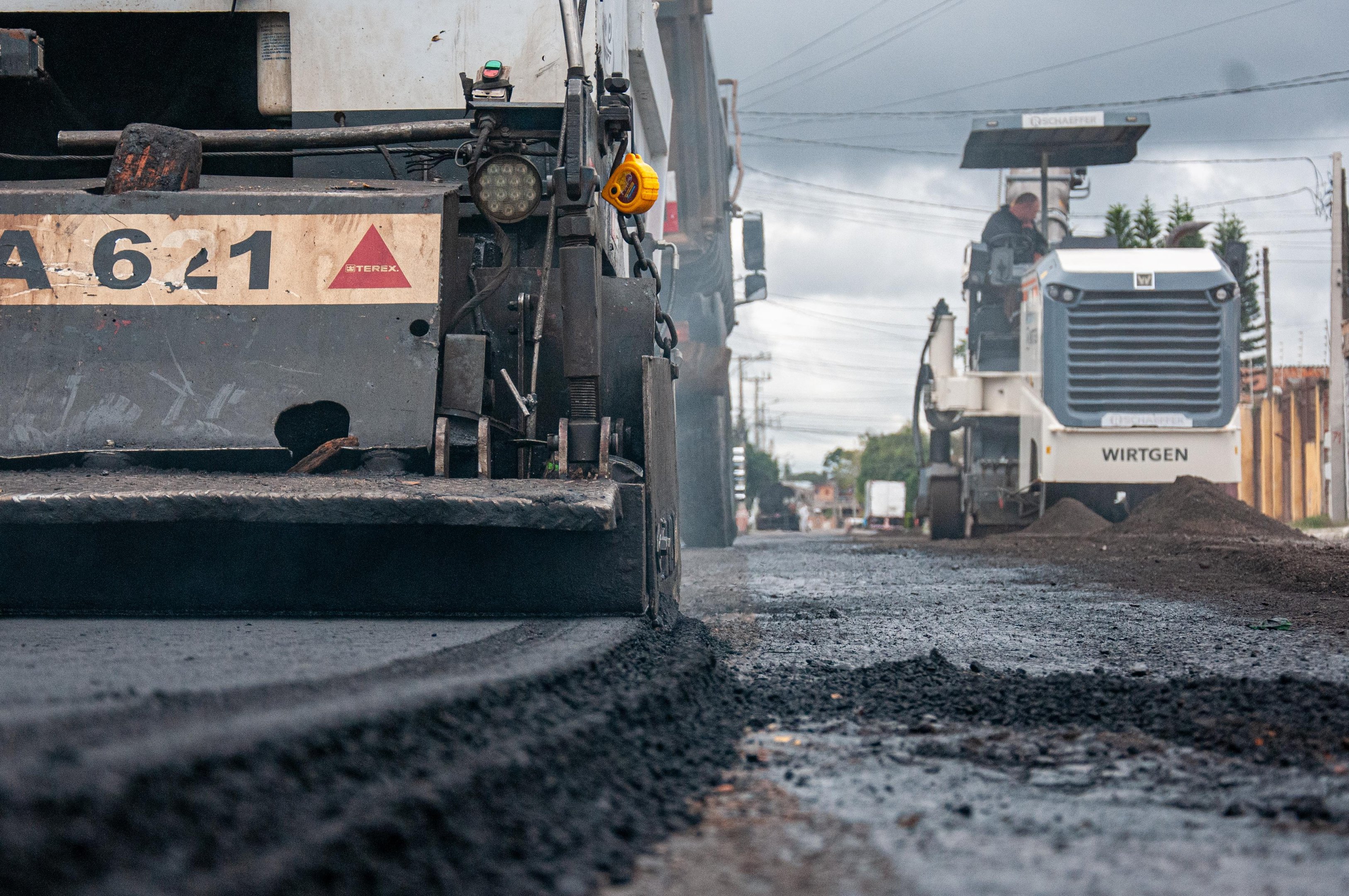 O material fresado (retirado) &eacute; estocado para ser utilizado em ruas ainda n&atilde;o pavimentadas, gerando economia