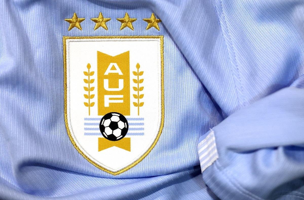 Camisa da sele&ccedil;&atilde;o uruguaia de futebol masculino usa quatro estrelas devido as conquistas das Copas do Mundo de 1930 e 1950 e das Olimp&iacute;adas de 1924 e 1928