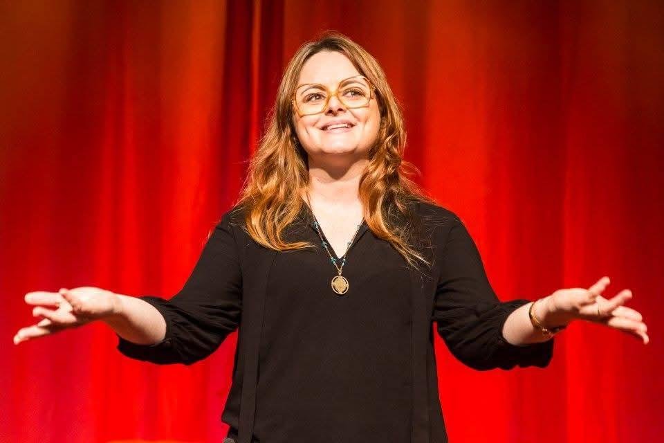 O curso ser&aacute; ministrado pela atriz, diretora e performer Larissa Sanguin&eacute;