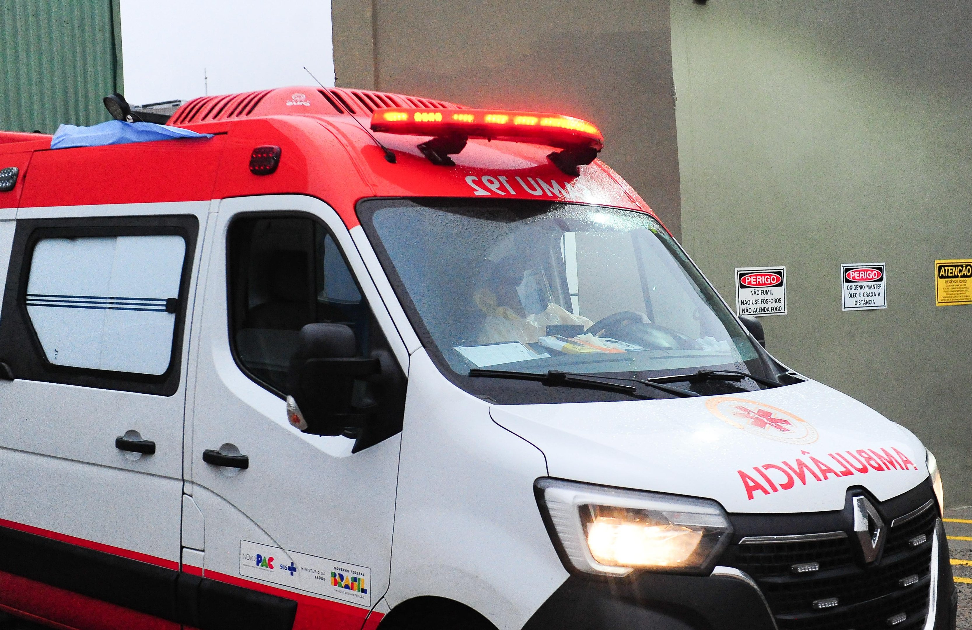 Ambul&acirc;ncia preparada com equipamentos de seguran&ccedil;a utilizou acesso de servi&ccedil;o para entrar e sair do GHC