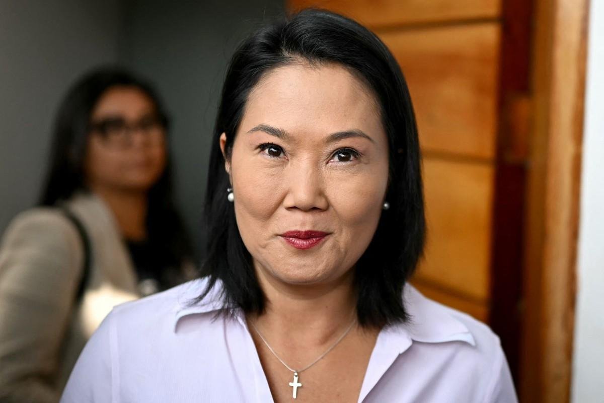Com pouco mais de 98% das atas apuradas, Fujimori soma 50,004% dos votos, contra 49,996% de S&aacute;nchez