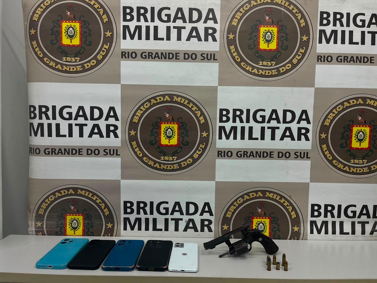 Arma de fogo foi apreendida durante a a&ccedil;&atilde;o da pol&iacute;cia