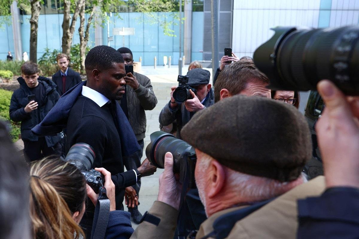 Thomas Partey (com o casaco no ombro) se declarou inocente em todos os casos de estupro e agress&atilde;o sexual