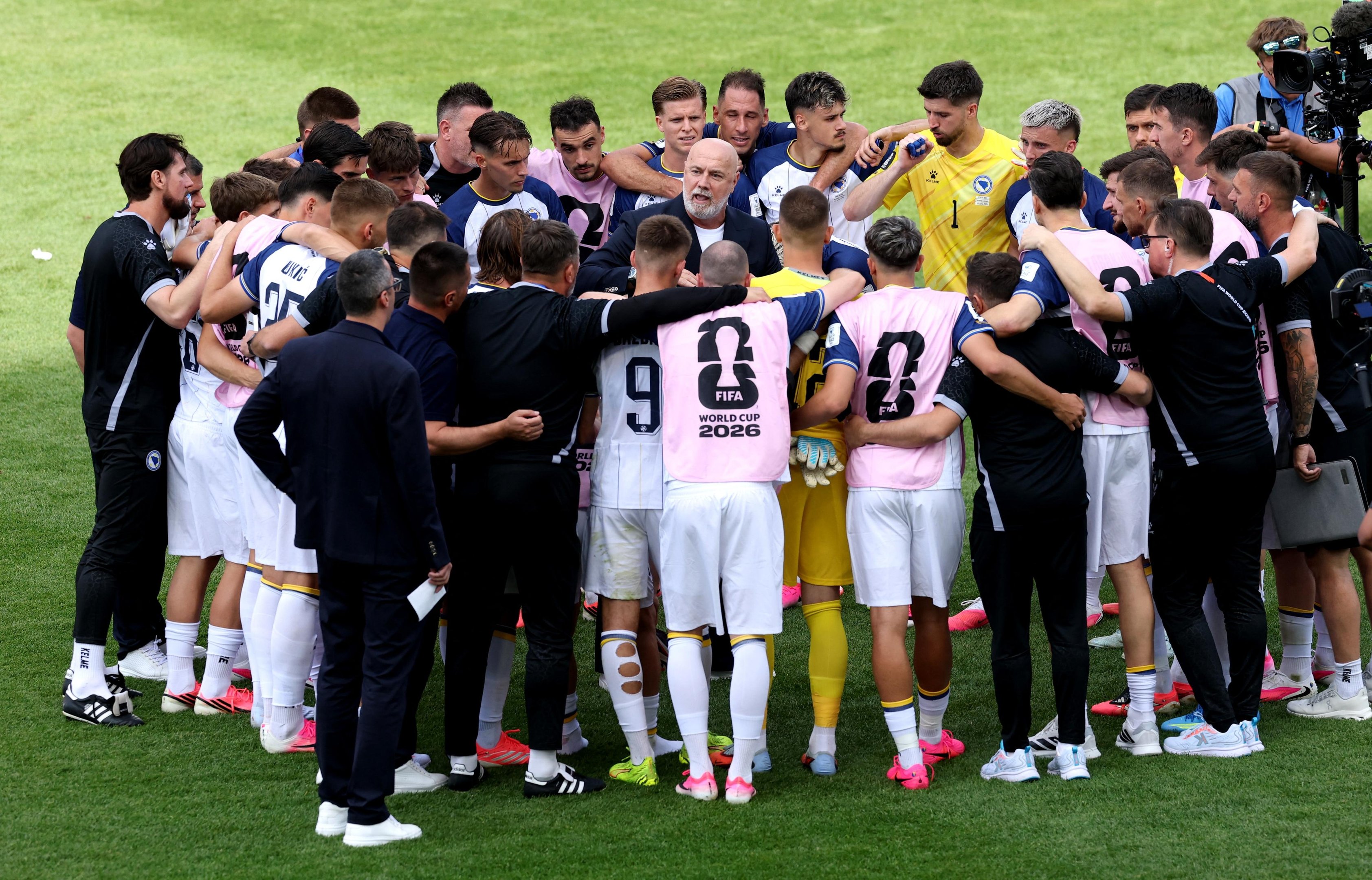 T&eacute;cnico da B&oacute;snia, Sergej Barbarez, reuniu o grupo ainda no grama do Toronto Stadium para conversar com seus jogadores, ap&oacute;s empate em 1 a 1 com o Canad&aacute;