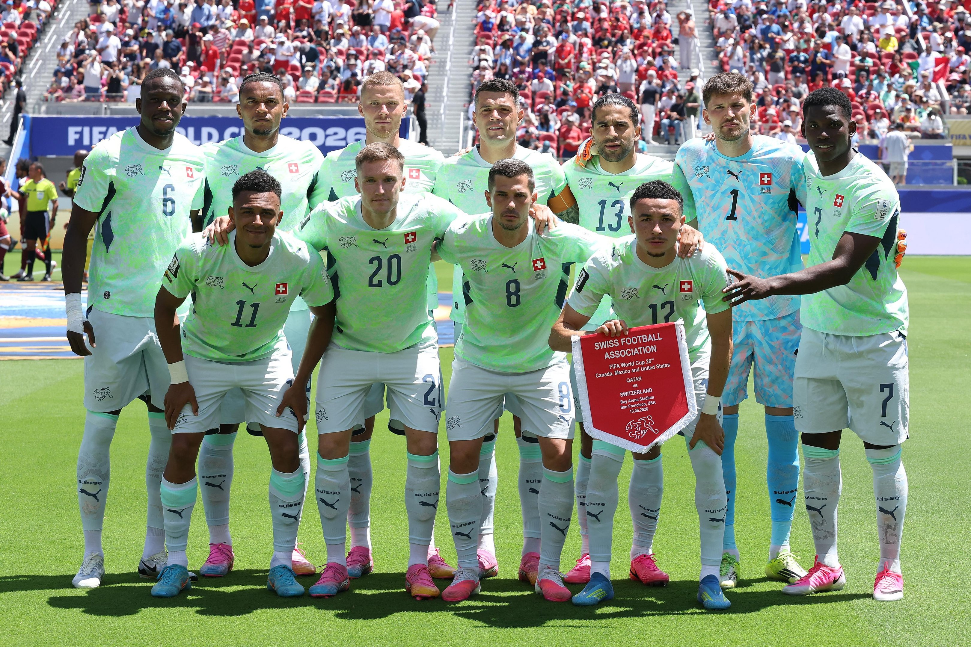 Camisa reserva da Su&iacute;&ccedil;a usada na estreia do pa&iacute;s na Copa do Mundo de 2026 contra o Catar chamou a aten&ccedil;&atilde;o dos torcedores