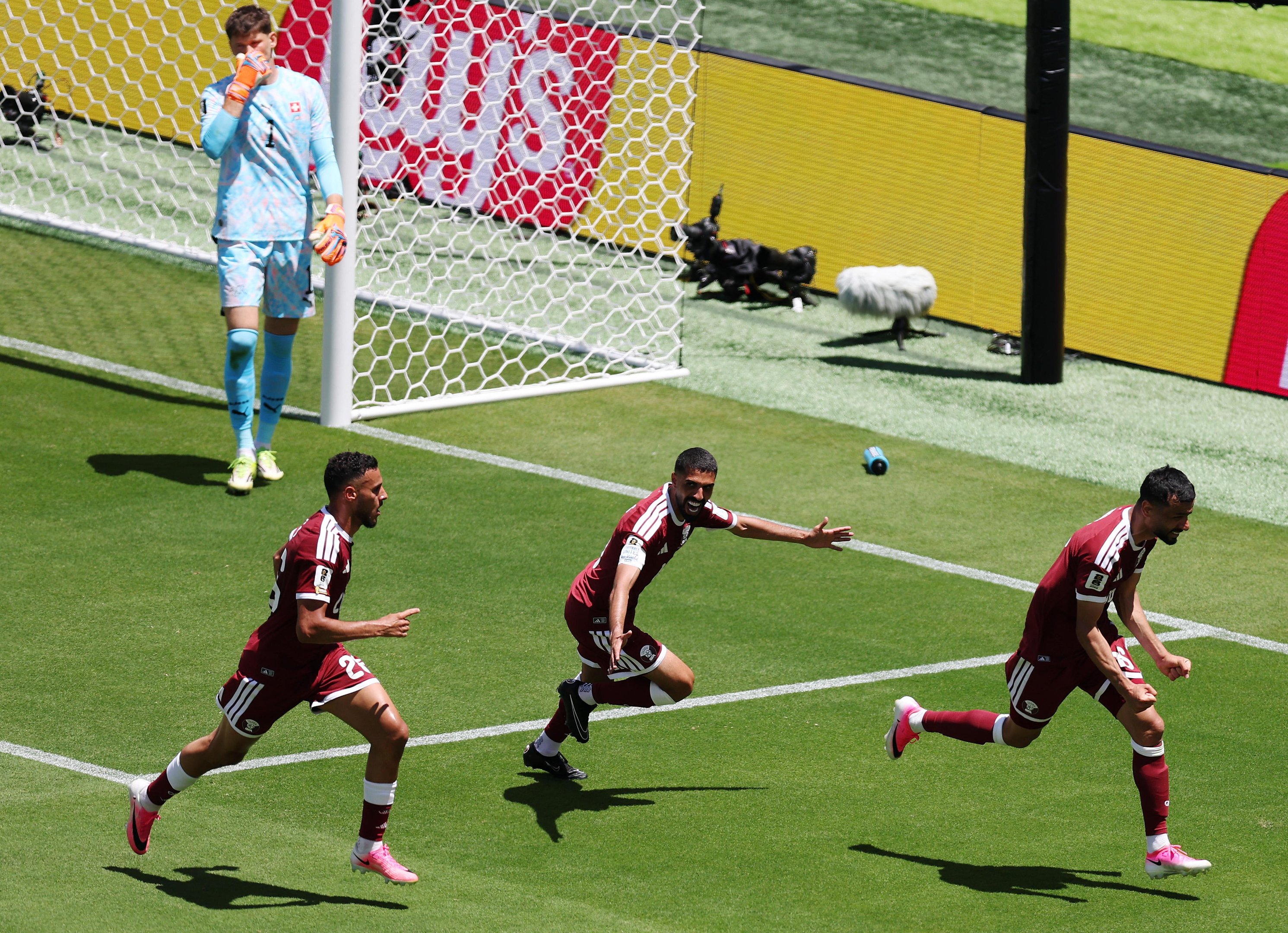 Khoukhi&nbsp; comemora o gol hist&oacute;rico do Catar