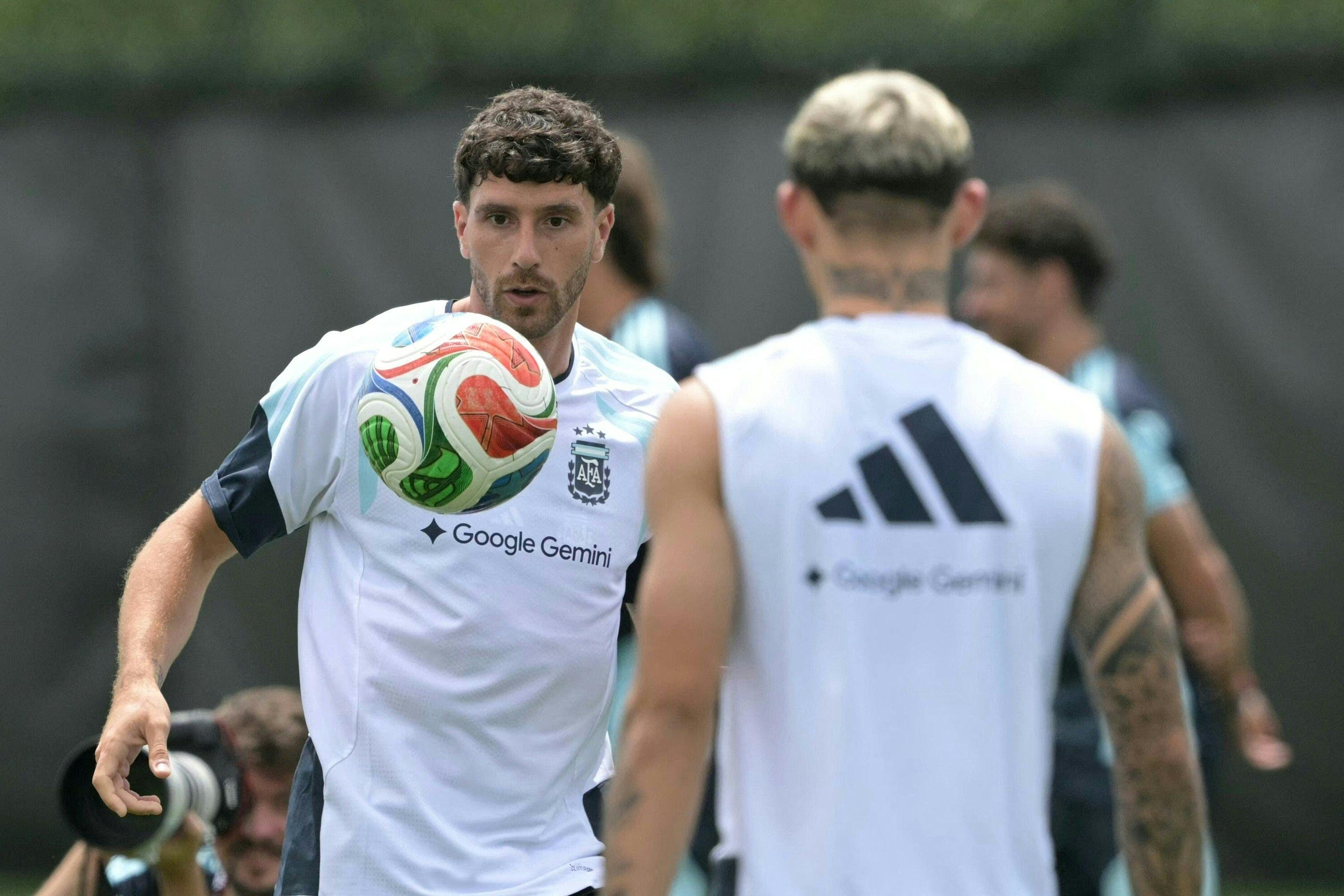 Zagueiro ir&aacute; substituir o defensor Leonardo Balerdi na Copa do Mundo