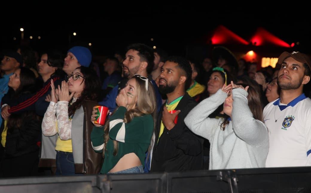 Torcedores consternados durante o segundo tempo do empate entre Brasil e Marrocos
