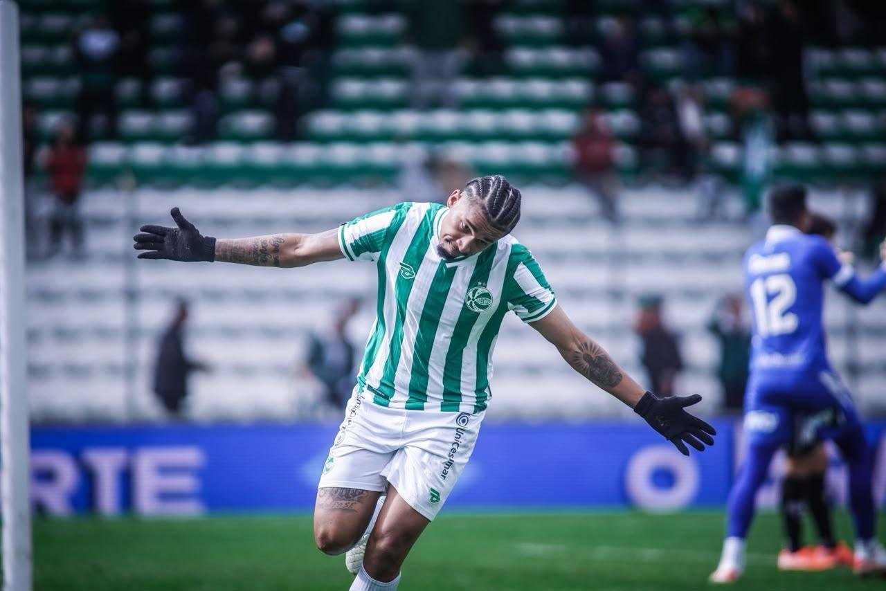 MP marcou dois gols na partida