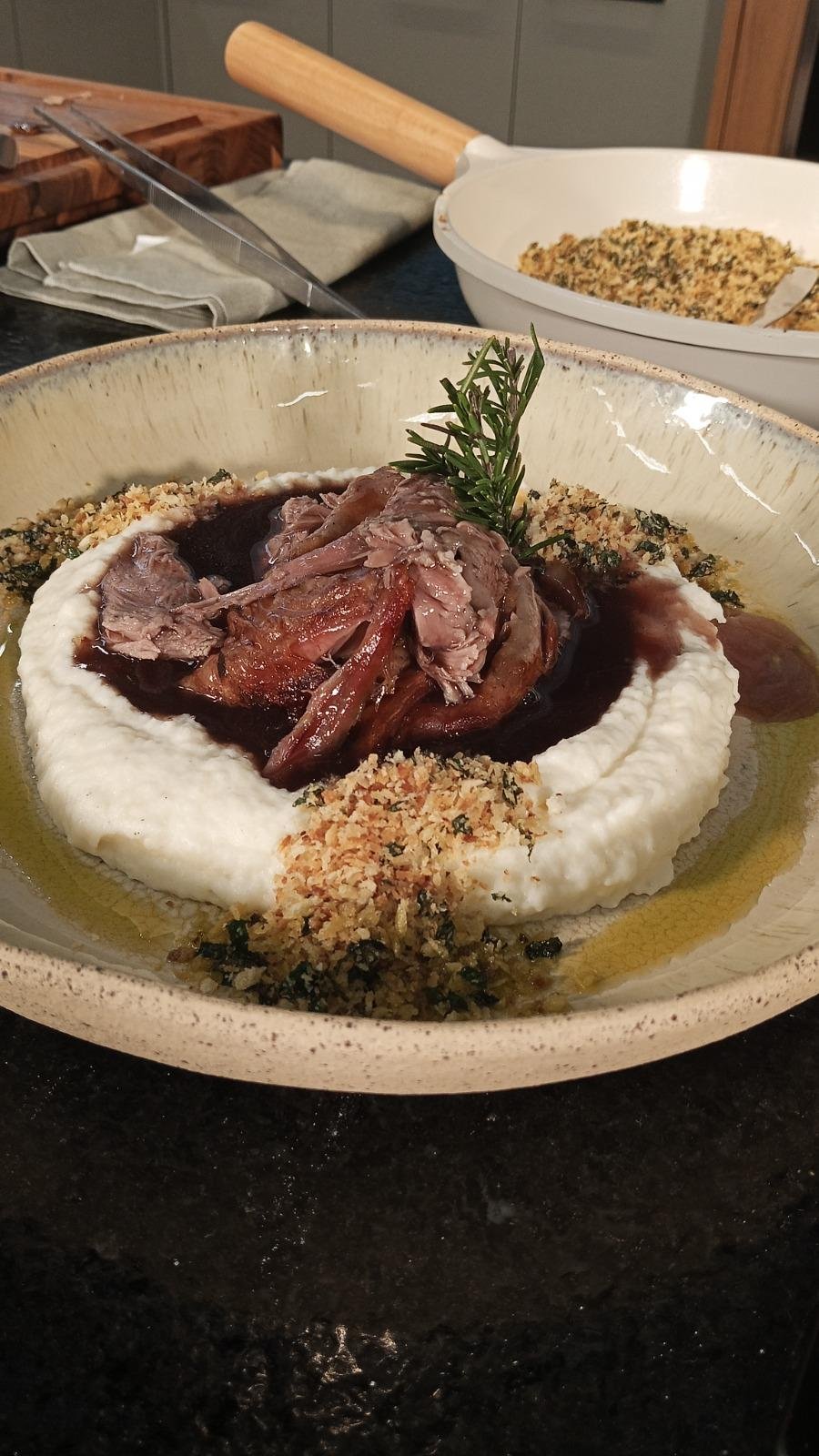 Cordeiro confitado, redu&ccedil;&atilde;o de vinho, mousseline de batata e farofa de hortel&atilde;: tradi&ccedil;&atilde;o francesa com toque brasileiro na receita do chef