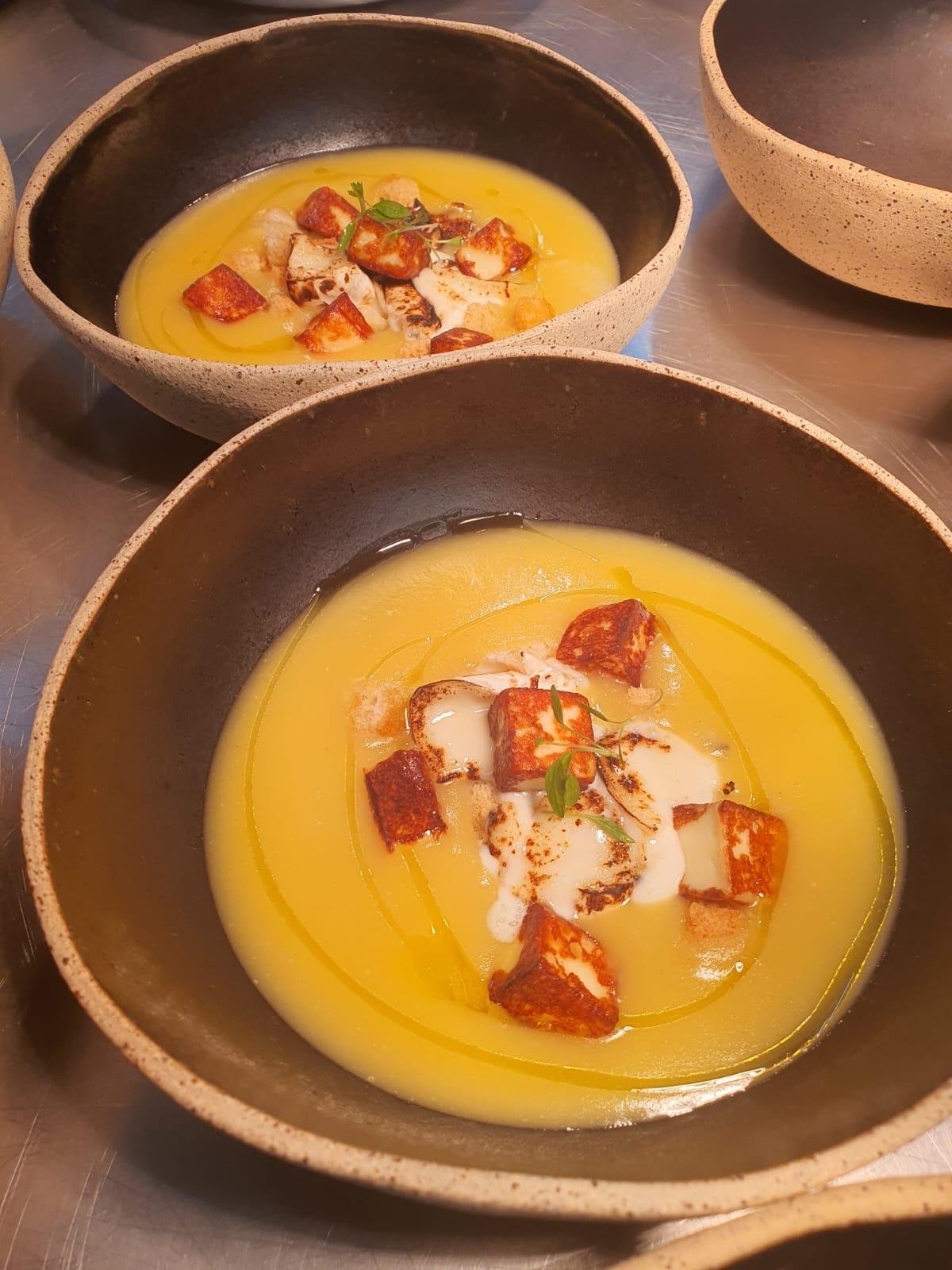 Creme de mandioquinha com natas frescas e queijo coalho braseado: receita do chef Cristiano Paiva une conforto, cremosidade e contraste na medida certa