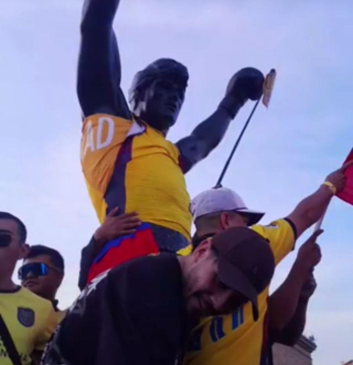 Est&aacute;tua de Rocky Balboa com a camisa do Equador