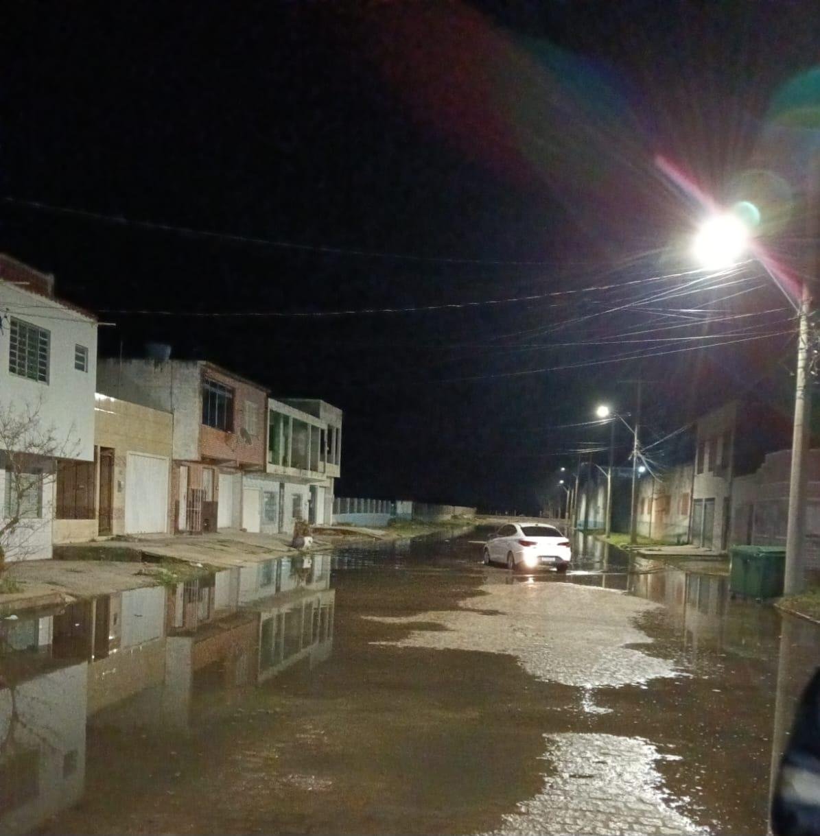 Na rua Marechal Deodoro a &aacute;gua n&atilde;o chegou at&eacute; as resid&ecirc;ncias