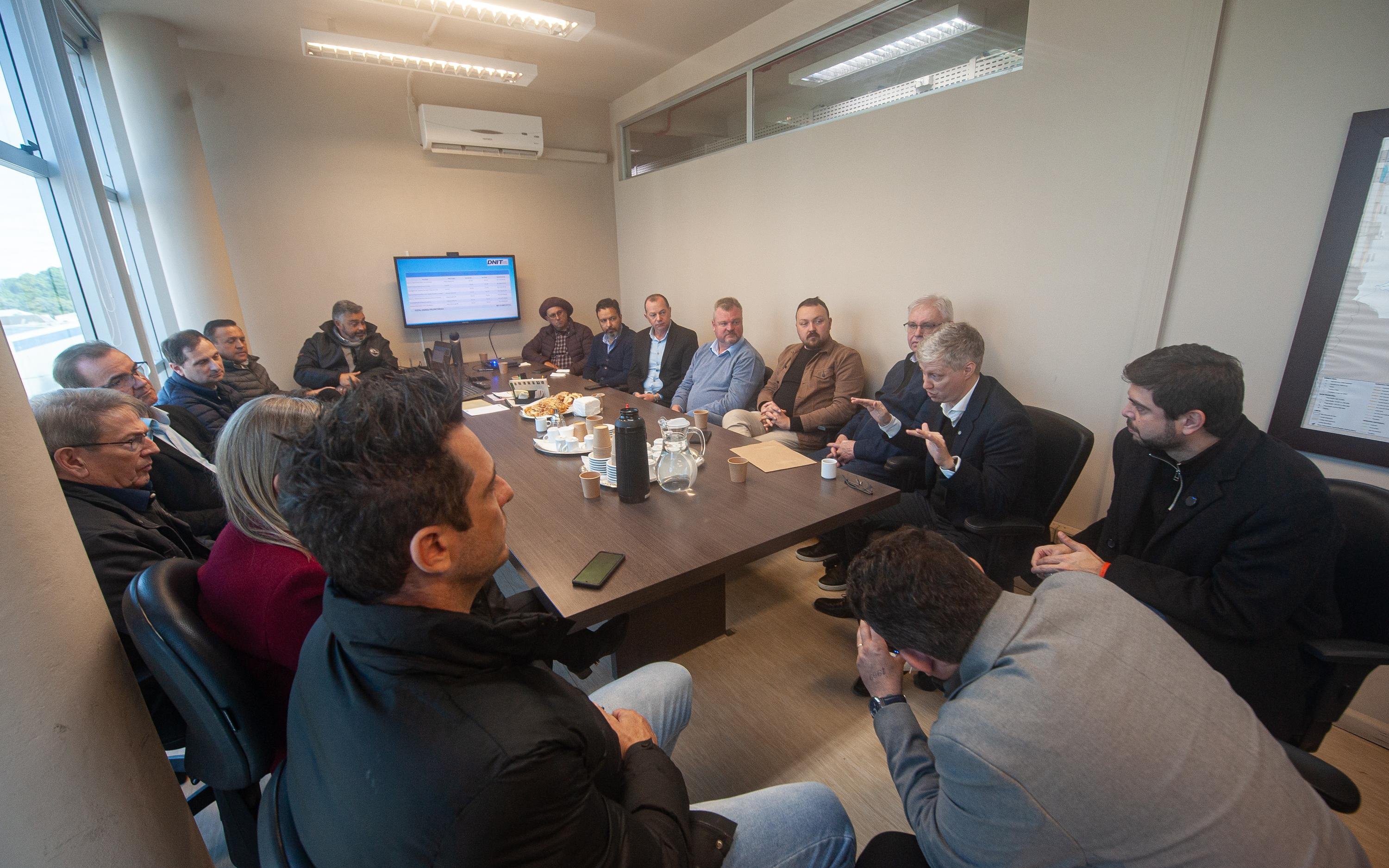 Reuni&atilde;o no DNIT sobre a BR 116, com o superintendente Hiratan Silva e prefeitos