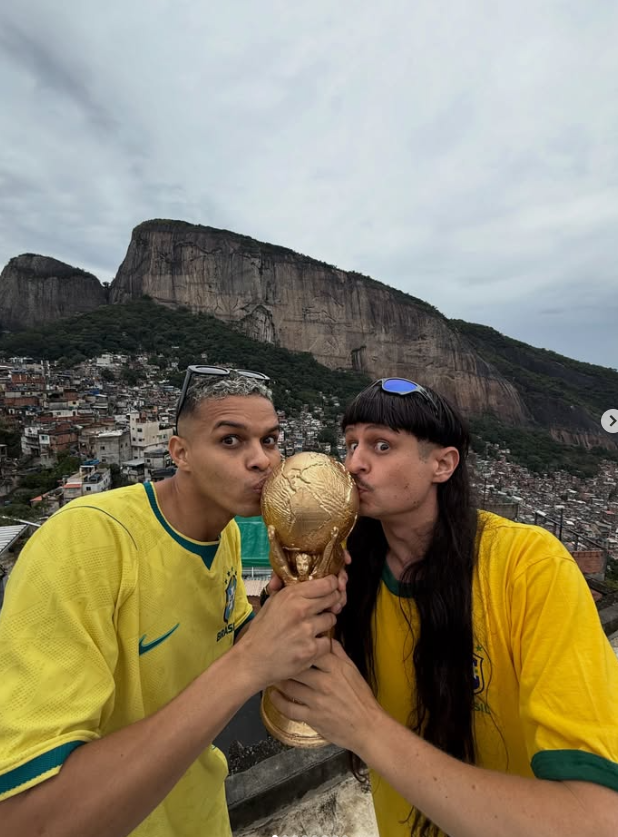 Thiago contou que acompanhou Oliver Tree em passeios por pontos tur&iacute;sticos do Rio de Janeiro e participou da produ&ccedil;&atilde;o de conte&uacute;dos ao lado do artista