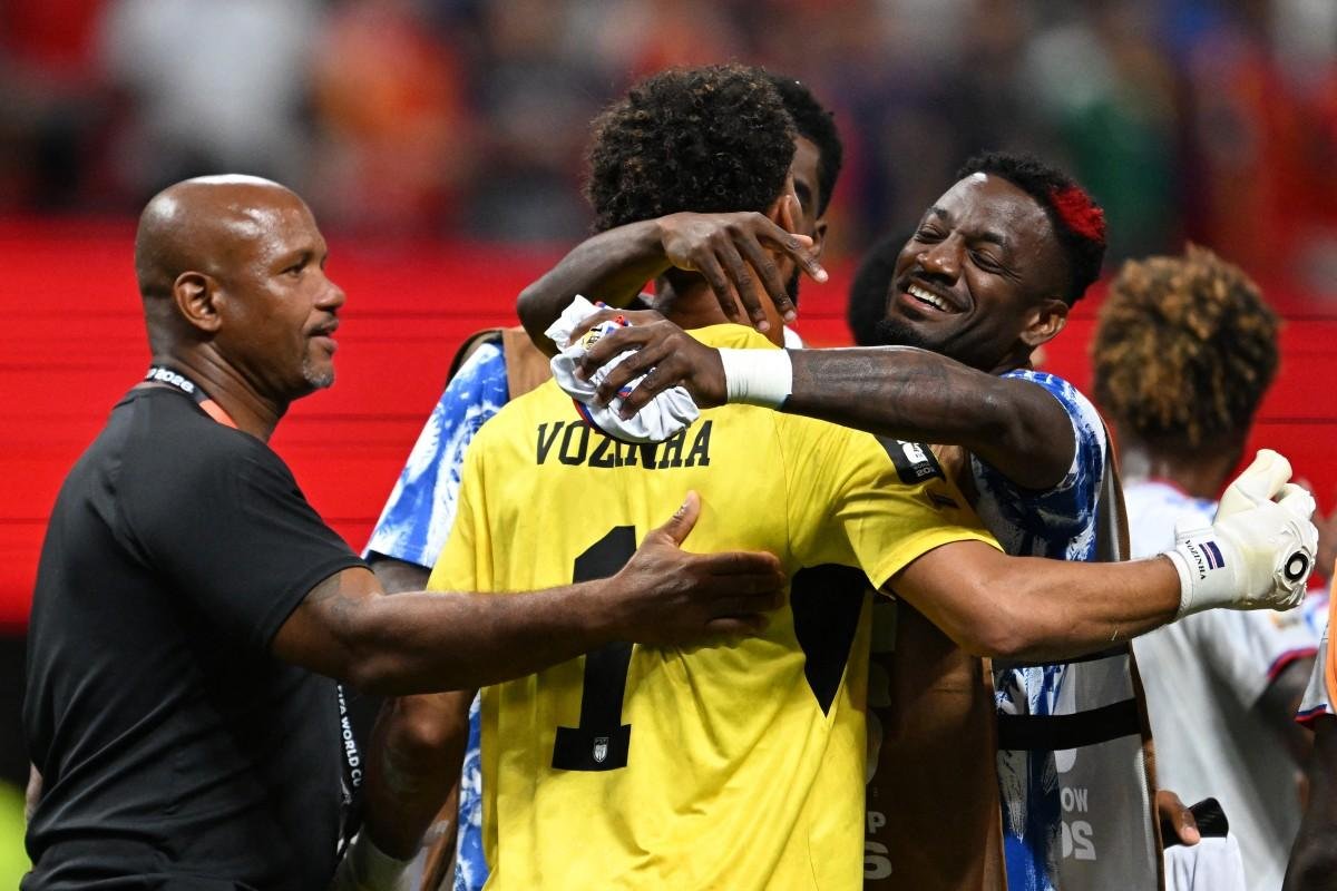 Jogadores de Cabo Verde se abra&ccedil;am ap&oacute;s empatar com a Espanha por 0 a 0