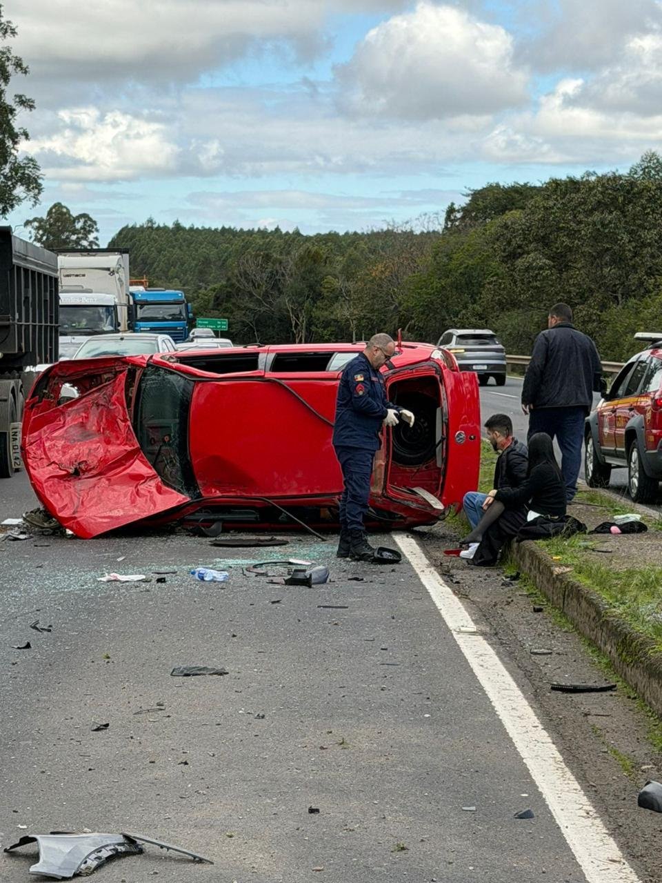 Colis&atilde;o de tr&ecirc;s carros e um caminh&atilde;o aconteceu nesta segunda-feira &agrave; tarde