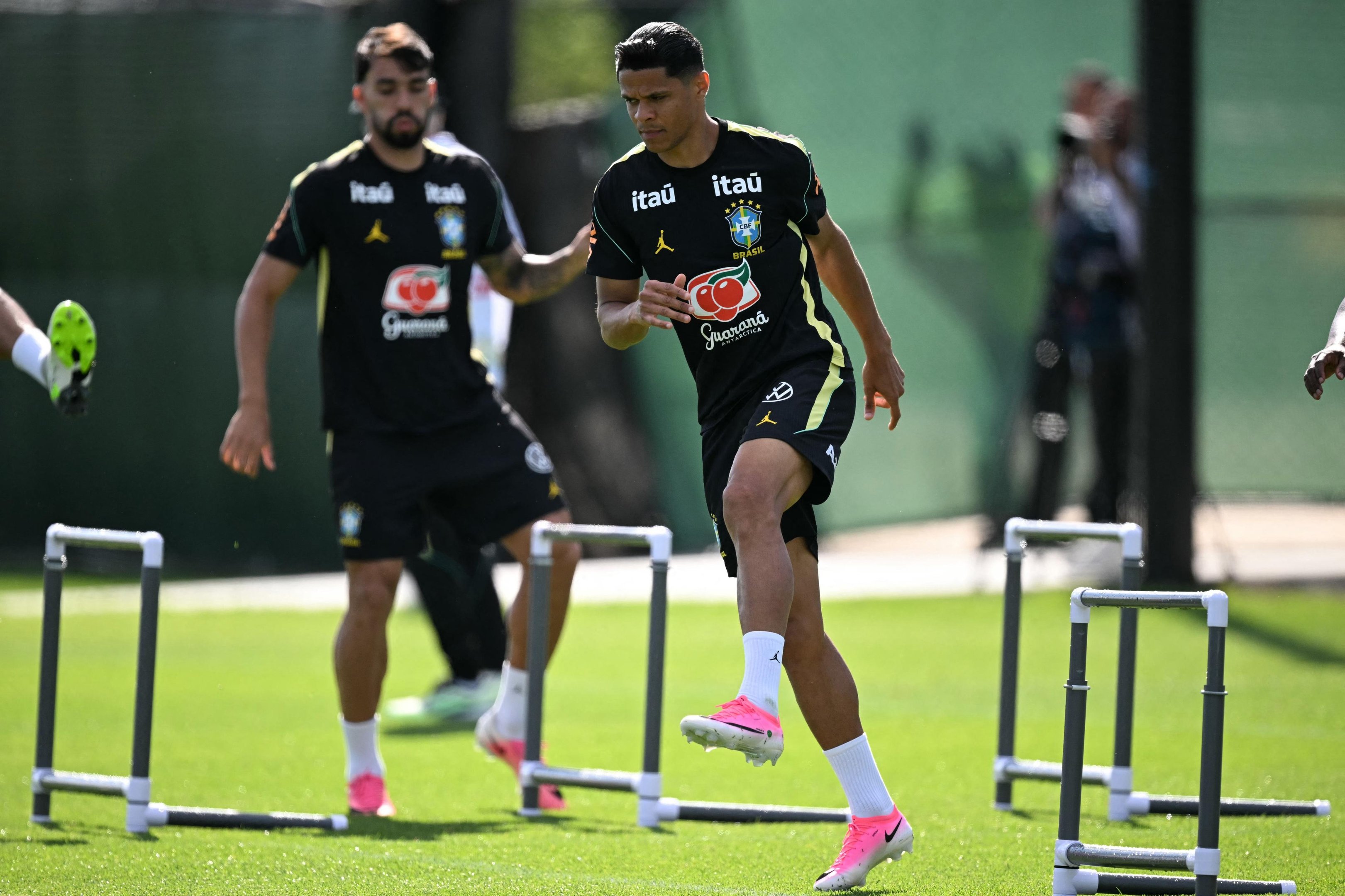 Douglas Santos deve ser titular diante do Haiti