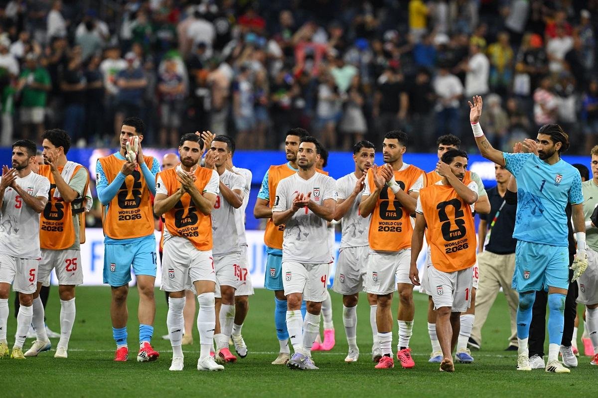 Jogadores do Ir&atilde; deixaram o gramado do SoFI Stadium, em Los Angeles, na Calif&oacute;rnia, aplaudindo os torcedores presentes, que se dividiram entre aplausos e vaias