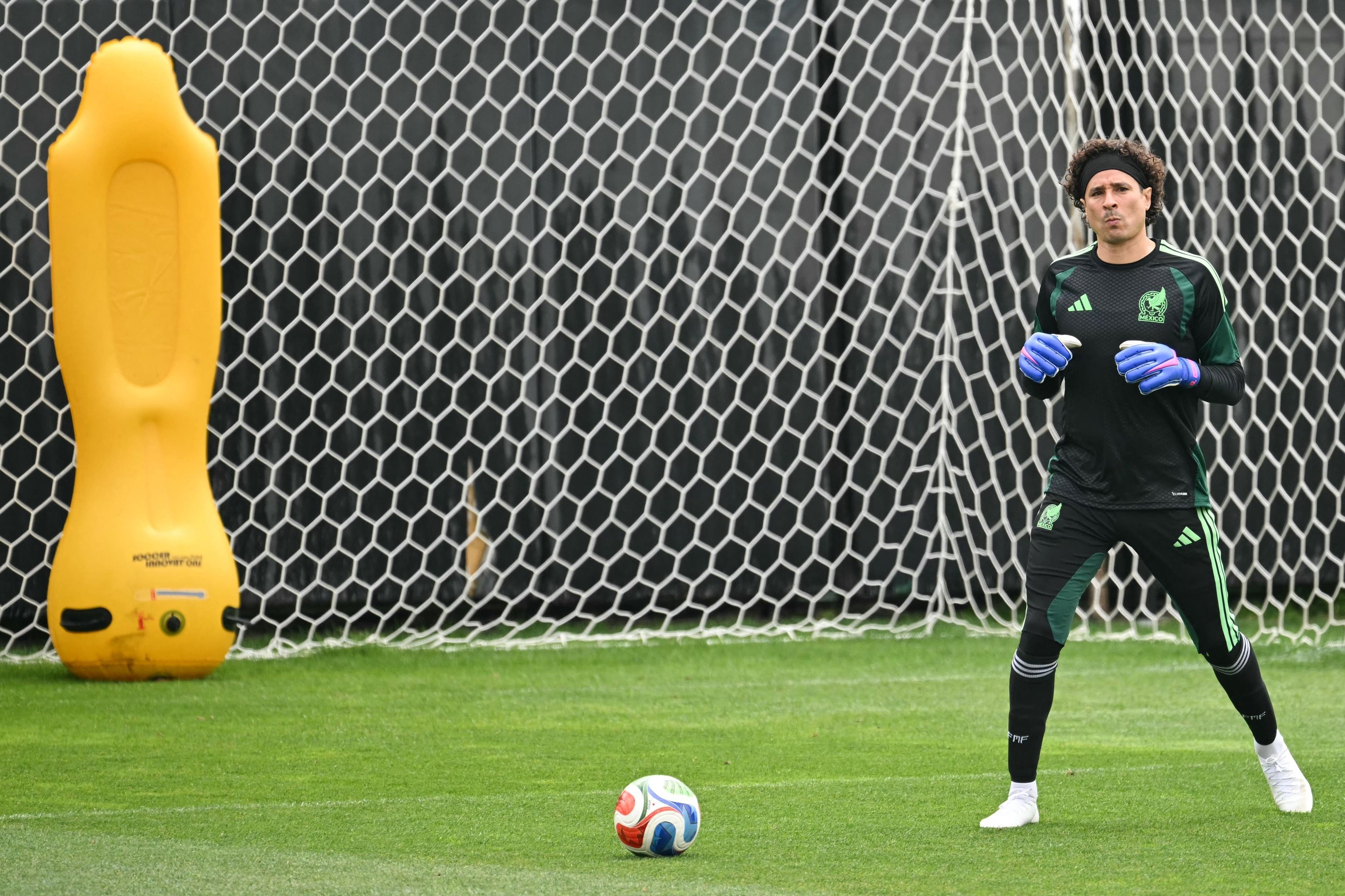 Goleiro Guillermo Ochoa revelou em s&eacute;rie da Fifa que deixar&aacute; o futebol