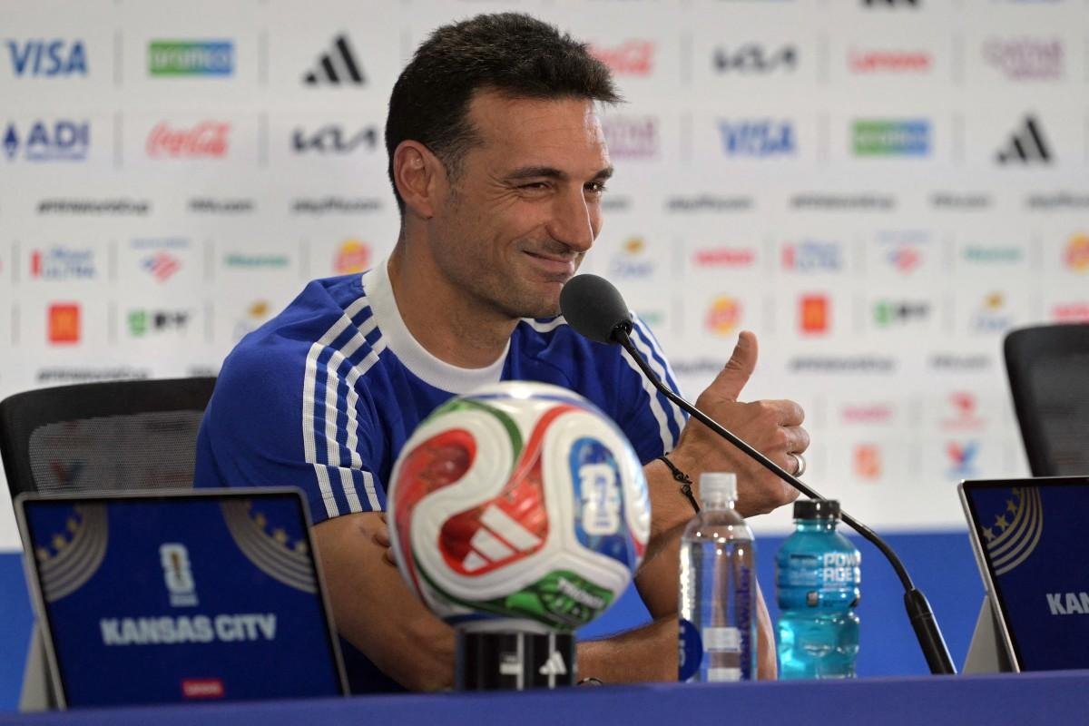 Scaloni aproveitou para garantir que ter&aacute; o goleiro Dibu Mart&iacute;nez, o astro Messi e o atacante Juli&aacute;n &Aacute;lvarez em condi&ccedil;&otilde;es para a estreia