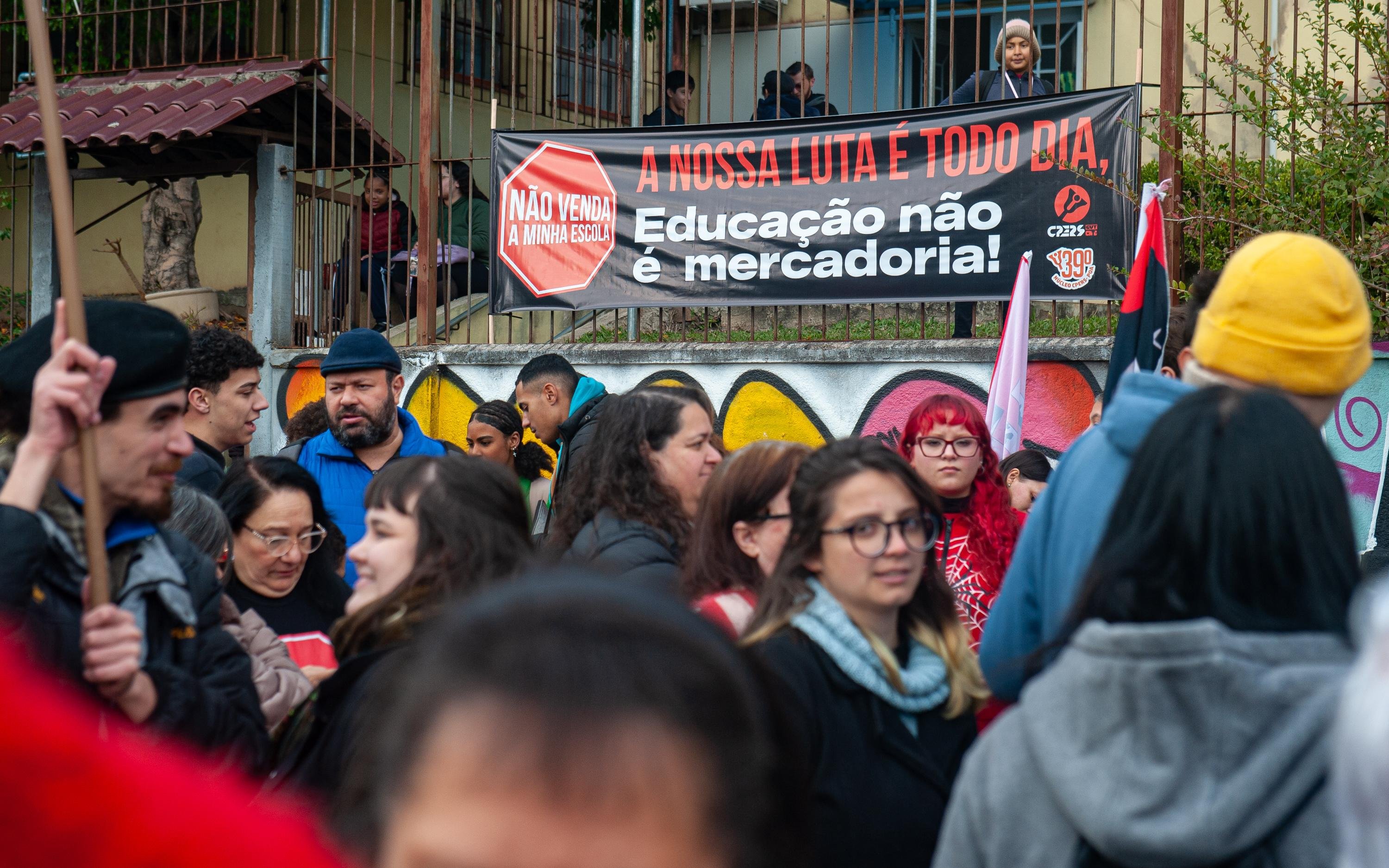 Representantes de v&aacute;rias escolas realizam aula p&uacute;blica contra o projeto de PPPs do governo do Estado que prev&ecirc; o leil&atilde;o de 98 escolas da rede estadual