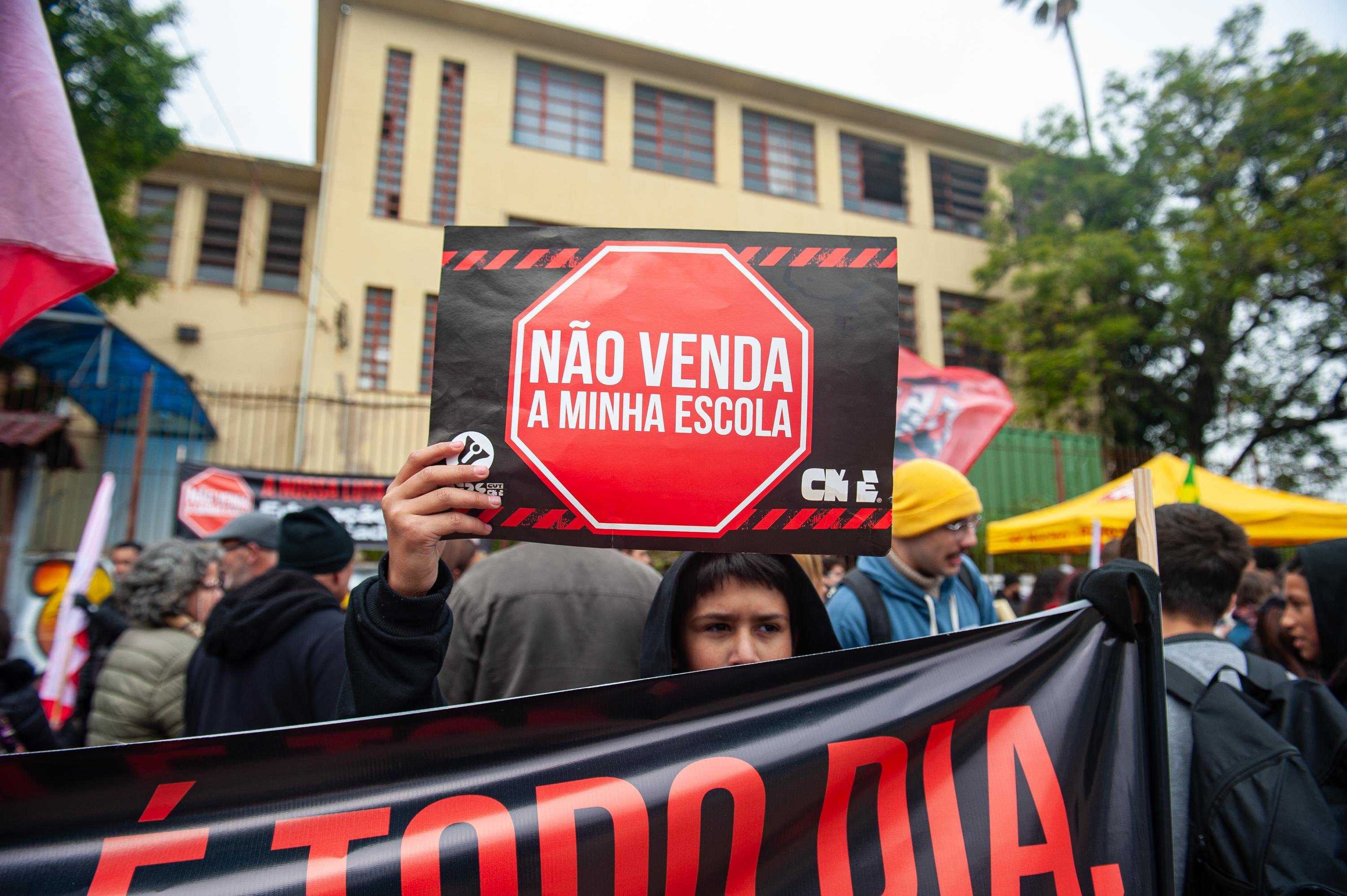 Representantes de v&aacute;rias escolas realizaram aula p&uacute;blica contra o projeto de PPPs em 16/6