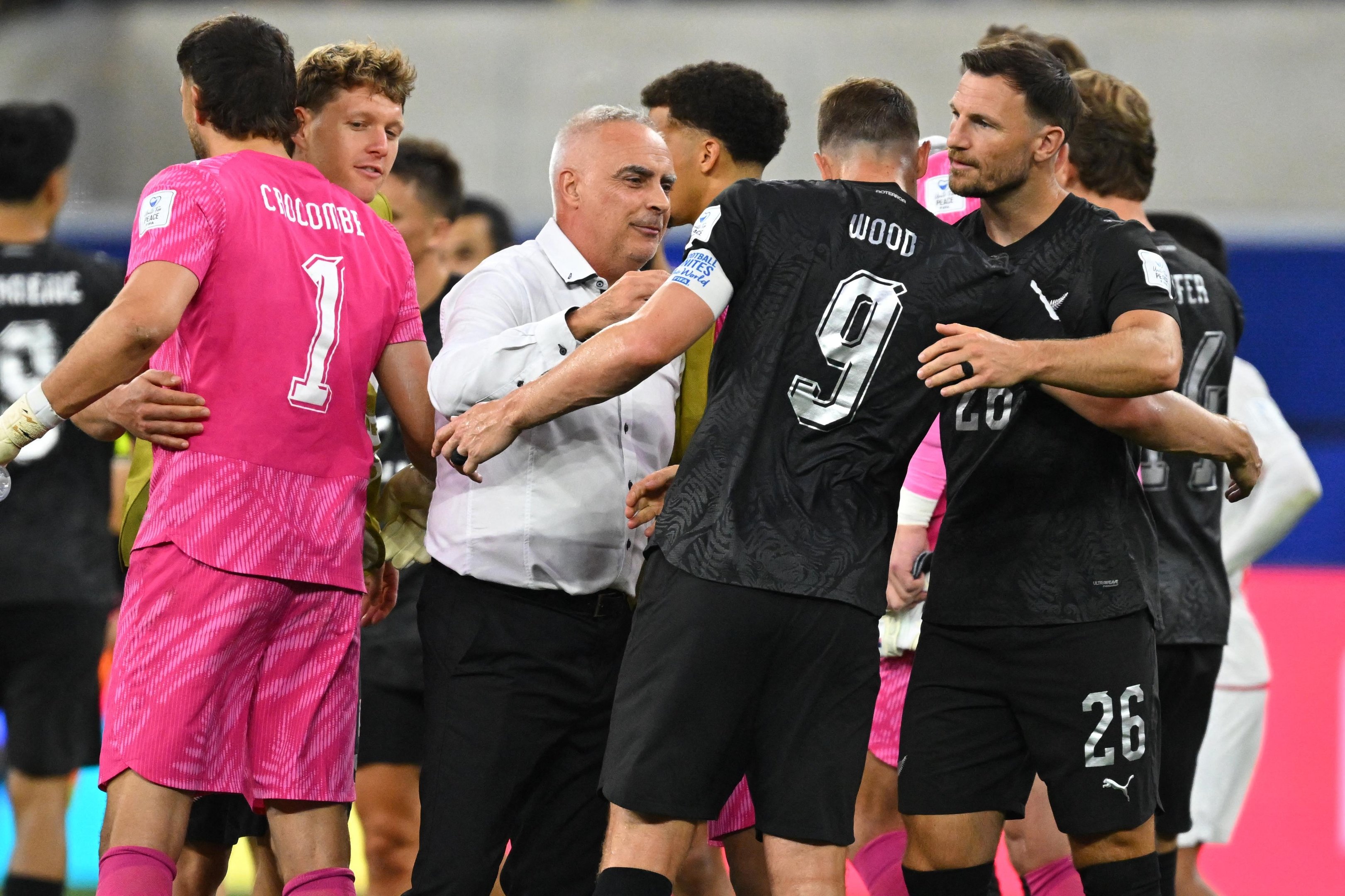 T&eacute;cnico da Nova Zel&acirc;ndia, Darren Bazeley (de branco), se disse orgulhoso com a atua&ccedil;&atilde;o dos All Whites, mas lamentou as oportunidades perdidas