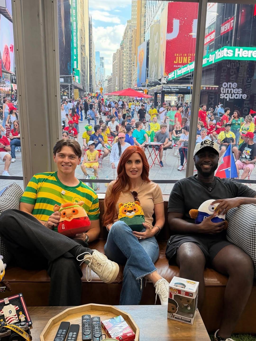 Torcedores s&atilde;o pagos para assistir a 104 jogos dentro de uma cabine de vidro na Times Square
