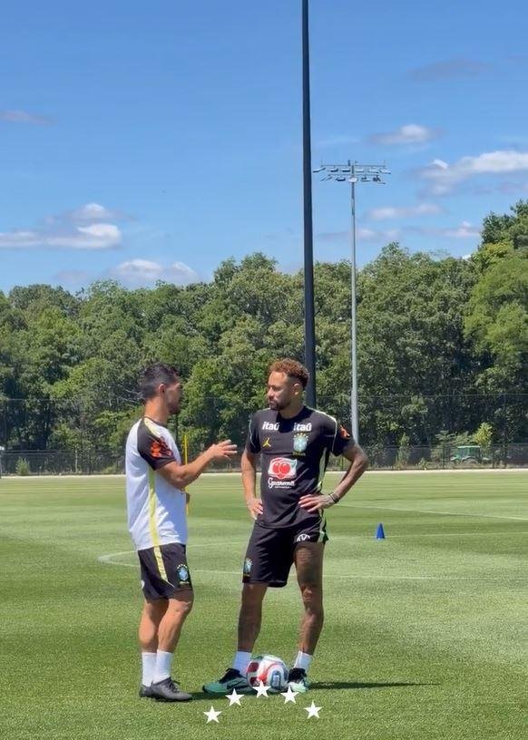 Atacante fez trabalhos f&iacute;sicos no gramado, mas sem contato com a bola