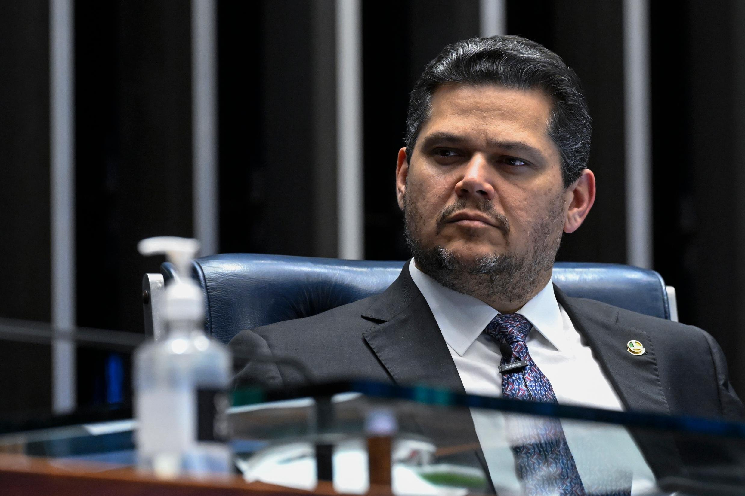 Alcolumbre diz que h&aacute; n&uacute;mero para apreciar calend&aacute;rio especial da PEC 6x1