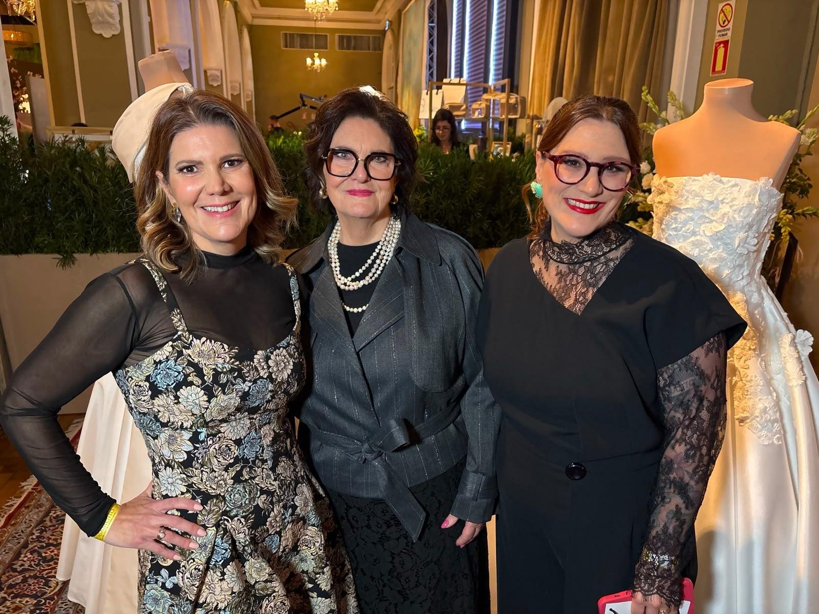 As filhas Camila e J&uacute;lia com a m&atilde;e, Solaine Piccoli (C), na mostra 'Inesquec&iacute;vel Casamento Week', no Juvenil