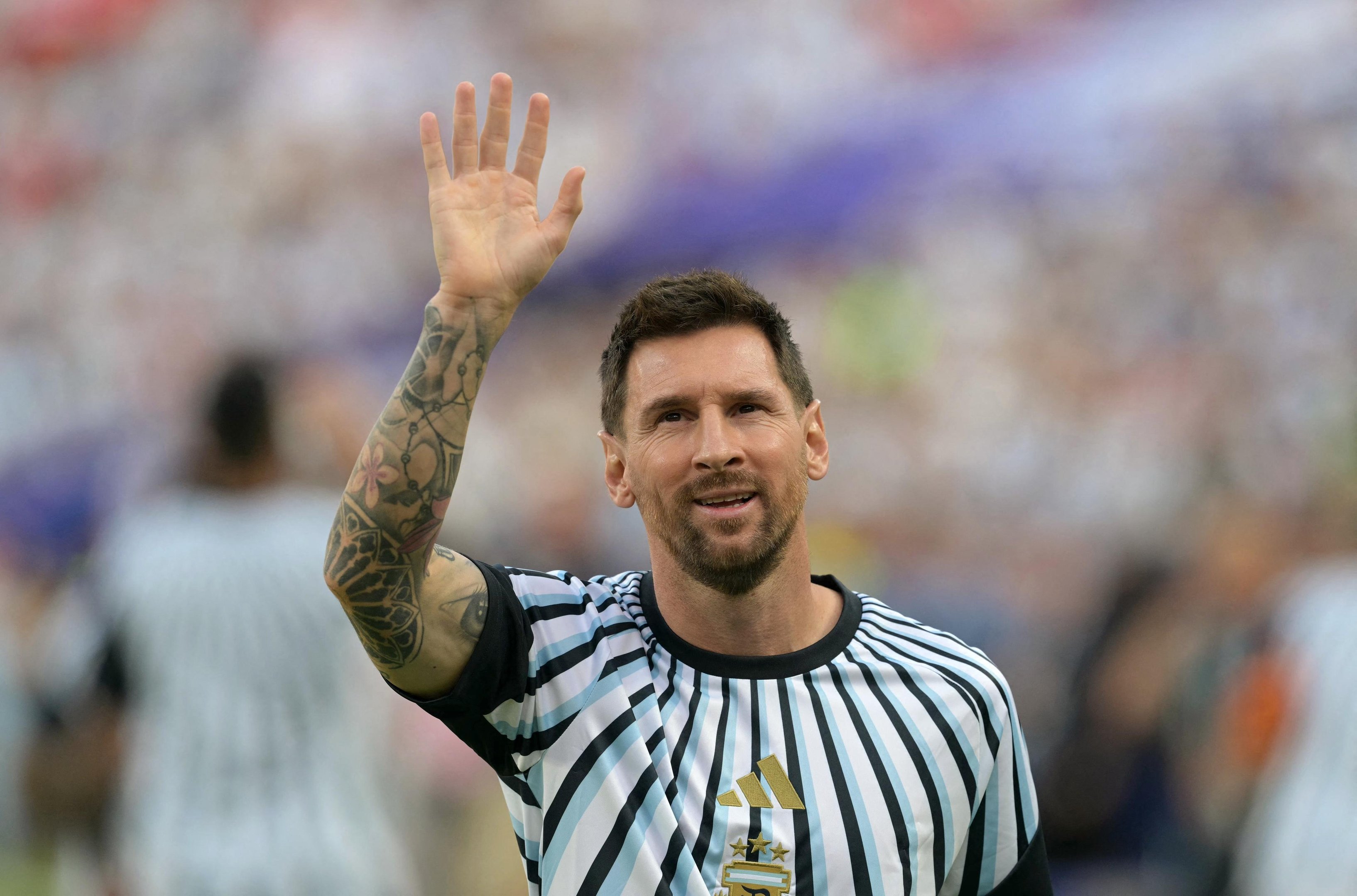 Atuais campe&otilde;es estreiam com Lionel Messi entre os titulares