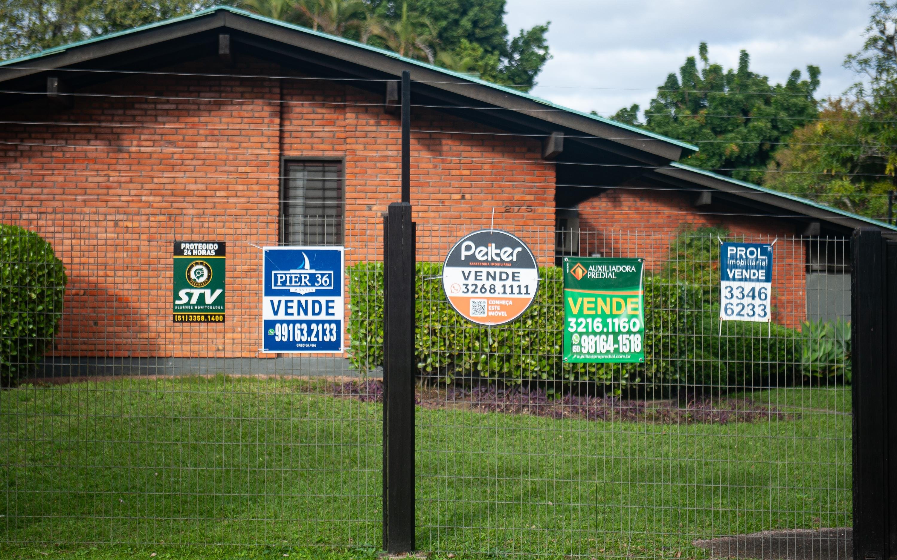 Muitas placas de casas &agrave; venda ou para alugar s&atilde;o vistas nas ruas dos bairros da Zona Sul de Porto Alegre