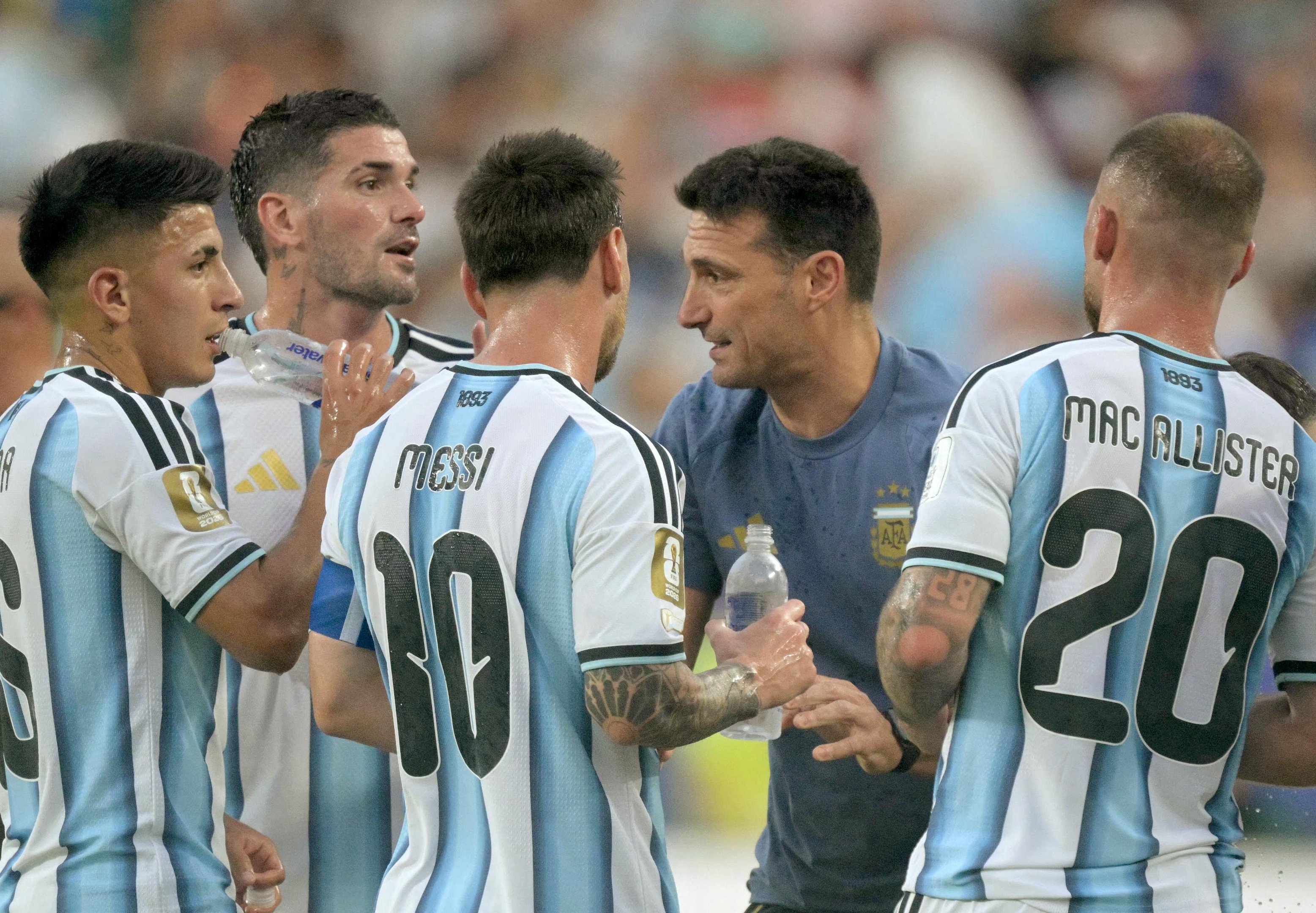 T&eacute;cnico Lionel Scaloni disse que Messi &eacute; "dif&iacute;cil de explicar", mas rasgou elogios ao craque da Argentina