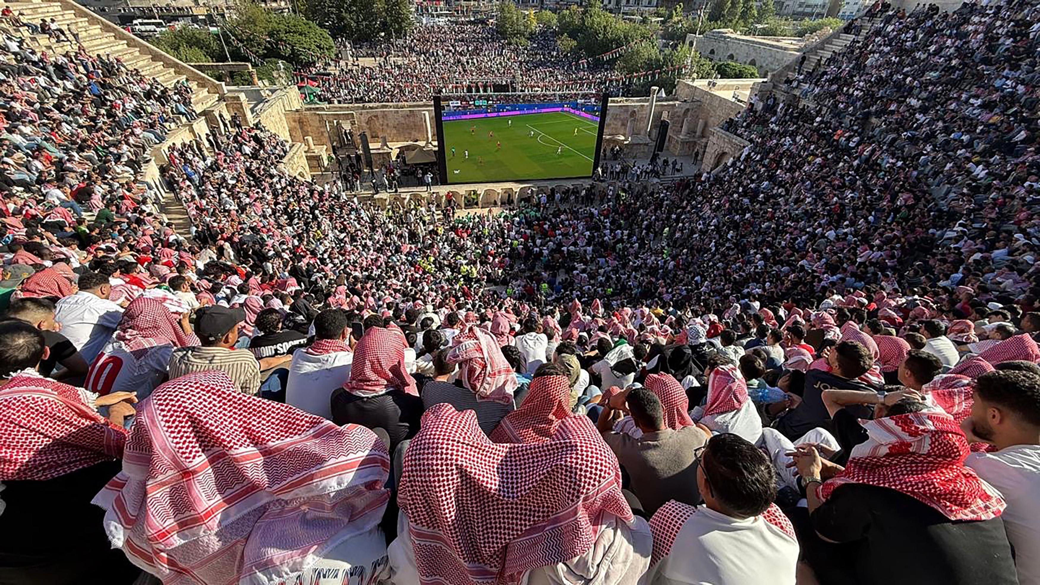 Jordanianos se reuniram em um anfiteatro romano do s&eacute;culo II para ver um jogo da Copa do Mundo