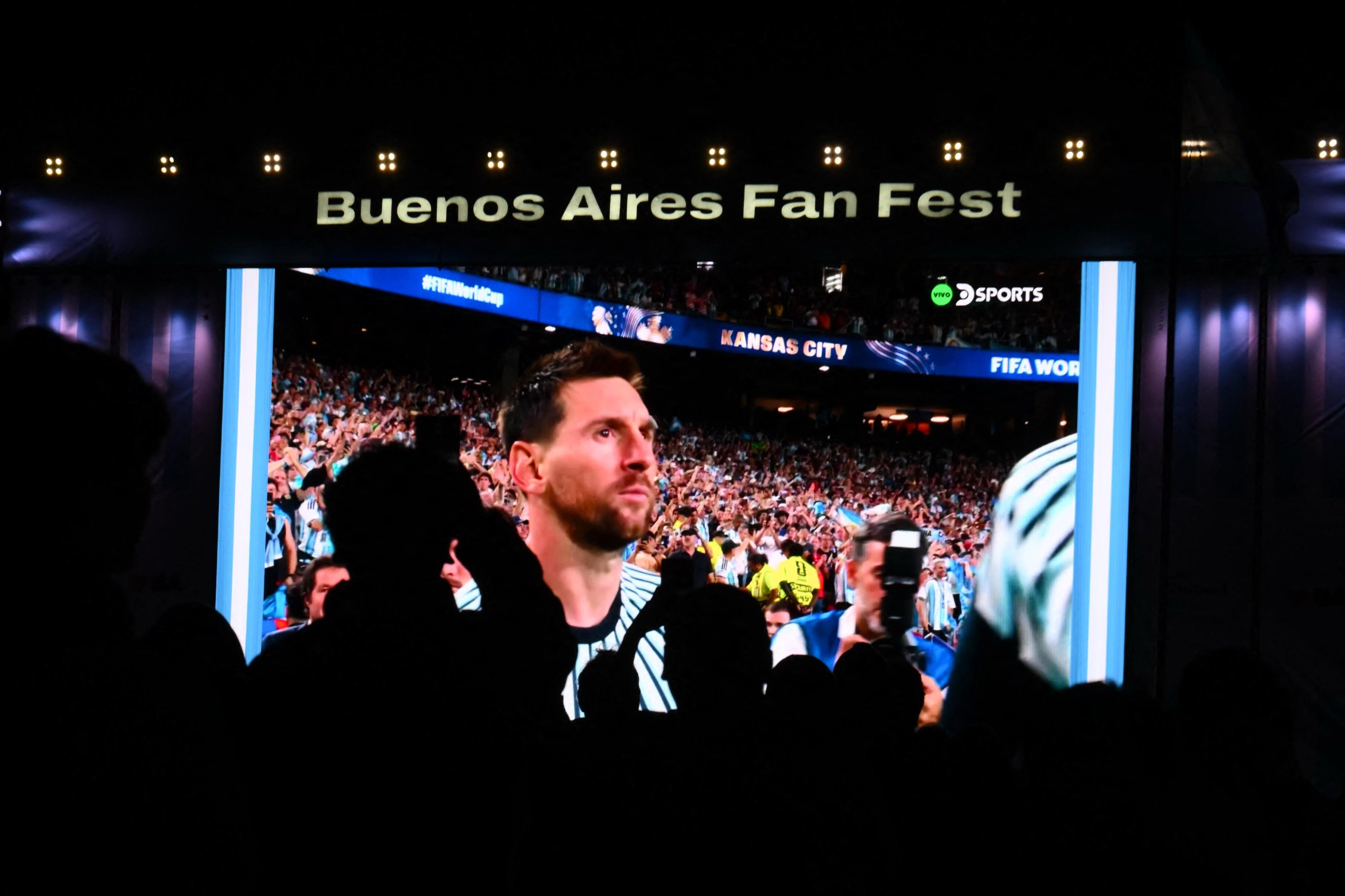 Torcedores acompanham a estreia da Argentina em um tel&atilde;o em Buenos Aires