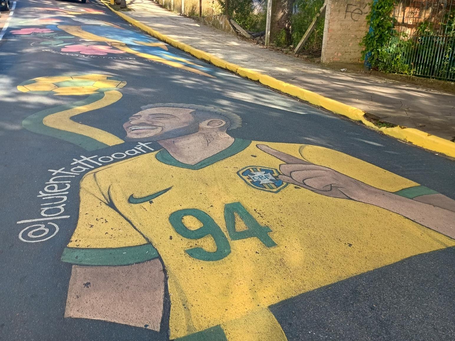 Durante d&eacute;cadas, bandeiras nas janelas, vizinhos reunidos e ruas coloridas fizeram parte da experi&ecirc;ncia de torcer pelo Brasil