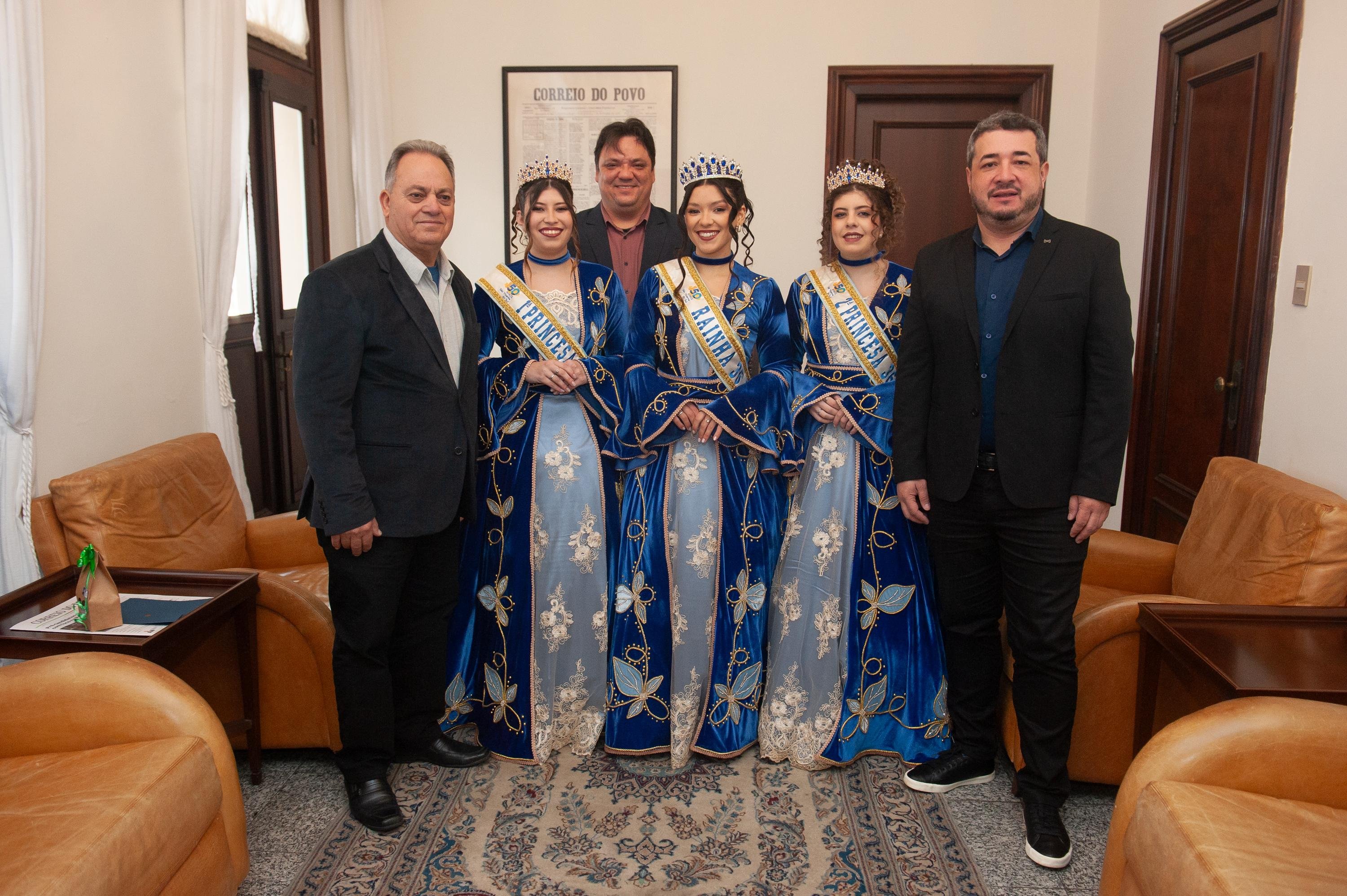 Comitiva da 36&ordf; Fecobat, de S&atilde;o Vicente do Sul, visita o Correio do Povo | E/D: Luiz Ant&ocirc;nio Ferreira dos Santos, vice-prefeito de S&atilde;o Vicente do Sul; Felipe Della Pace Rosa, secret&aacute;rio de Turismo de S&atilde;o Vicente do Sul; Eduarda Pincolini Lemos, 1&ordf; Princesa; Carla Thaiane Weiss, Rainha da 36&ordf; Fecobat; Nathalia da Silva Rumpel, 2&ordf; Princesa; e Fernando Pahim, prefeito de S&atilde;o Vicente do Sul
