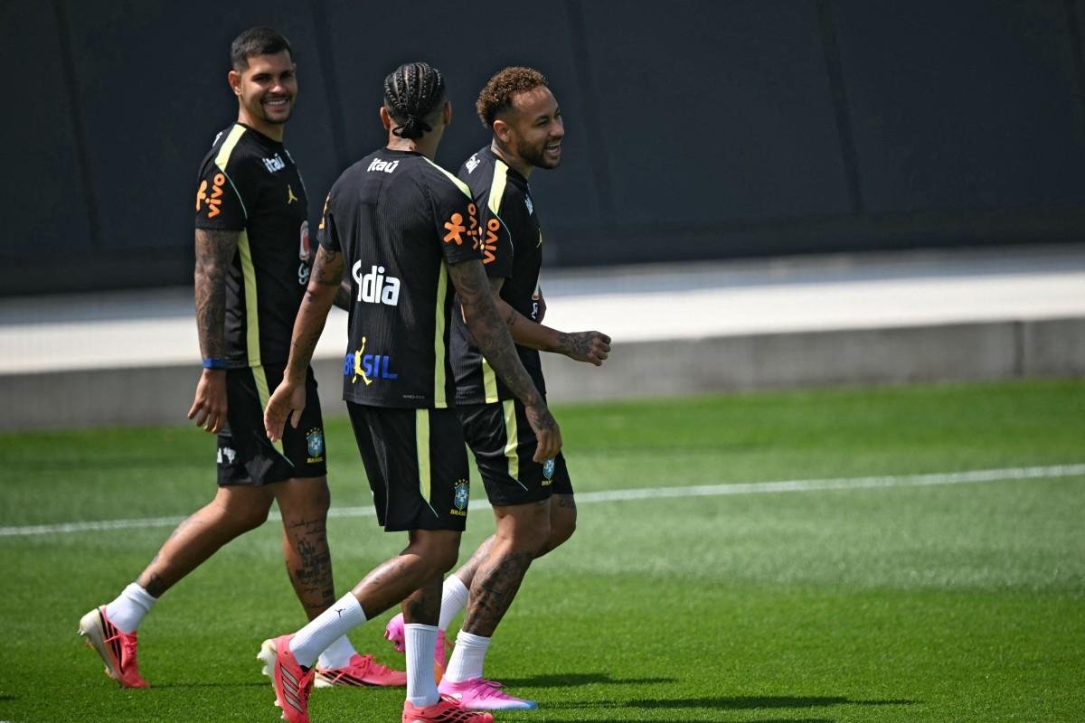 Neymar treina com o grupo da Sele&ccedil;&atilde;o