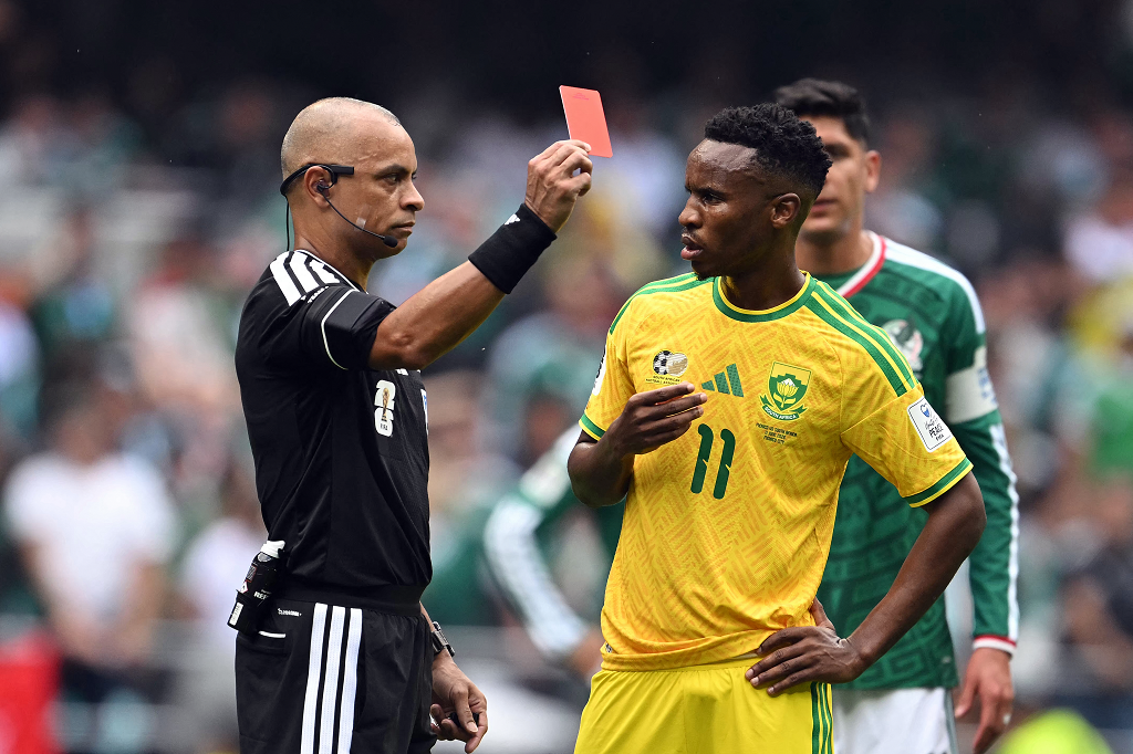 &Aacute;rbitro brasileiro WIlton Pereira Sampaio expulsou dois sul-africanos na estreia contra o M&eacute;xico